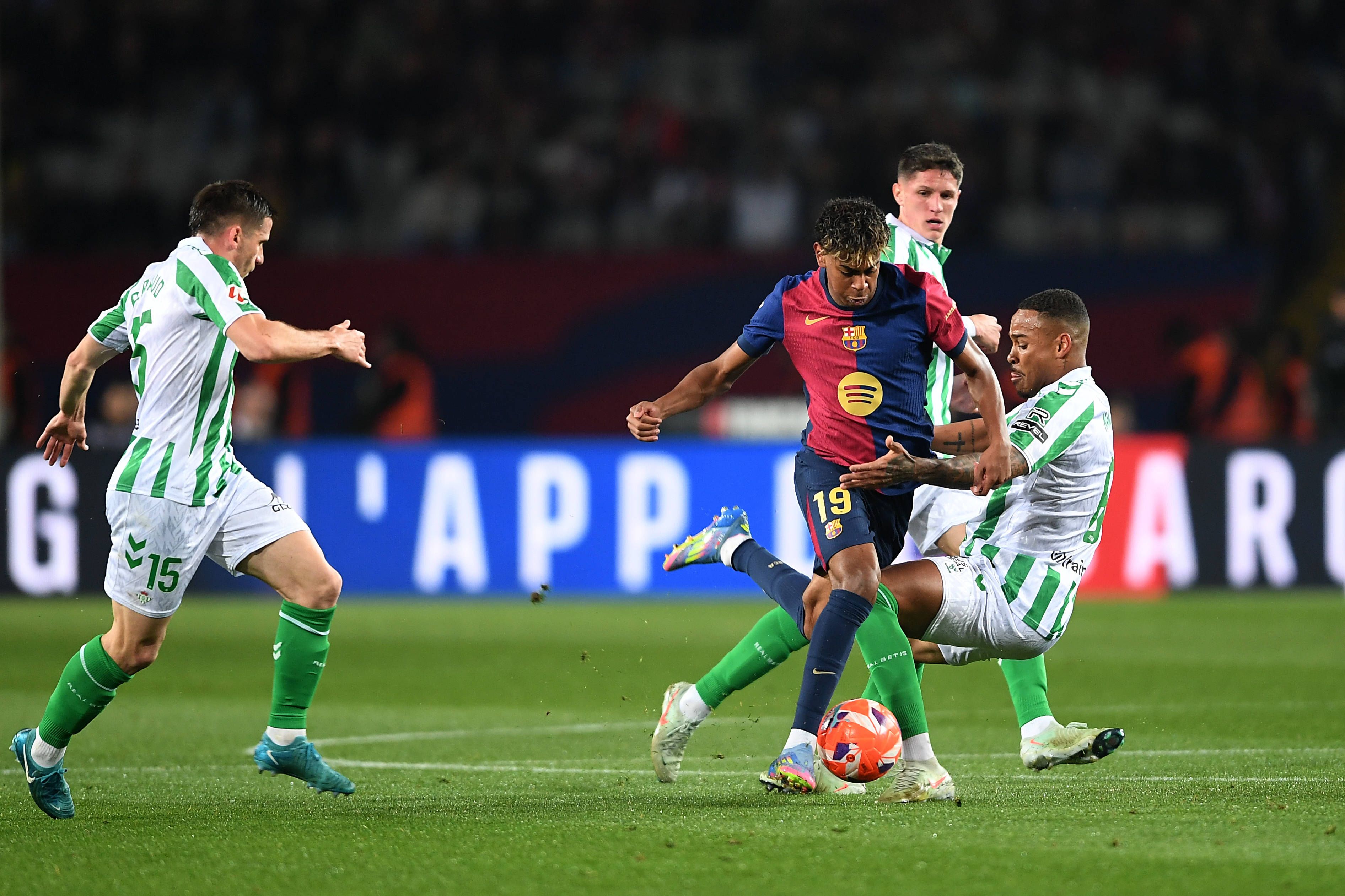 Barcelona-Star Lamine Yamal im Duell gegen Betis Sevilla. 