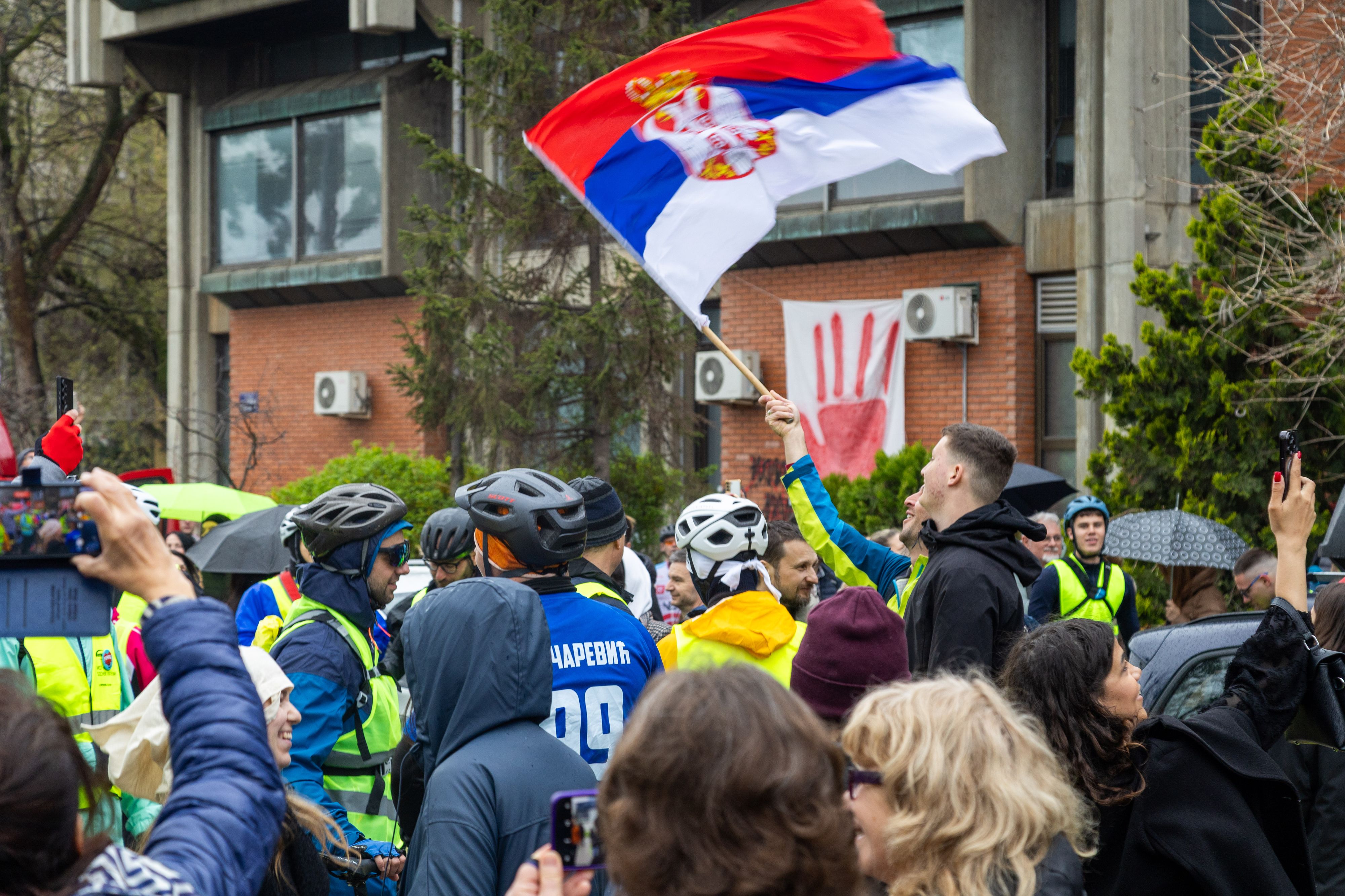 Das Anliegen vieler Serben: das Recht, ohne Angst, Zensur und Gewalt zu leben. Dafür setzen sich nun auch Studenten aufs Rad und reisen durch mehrere Länder.