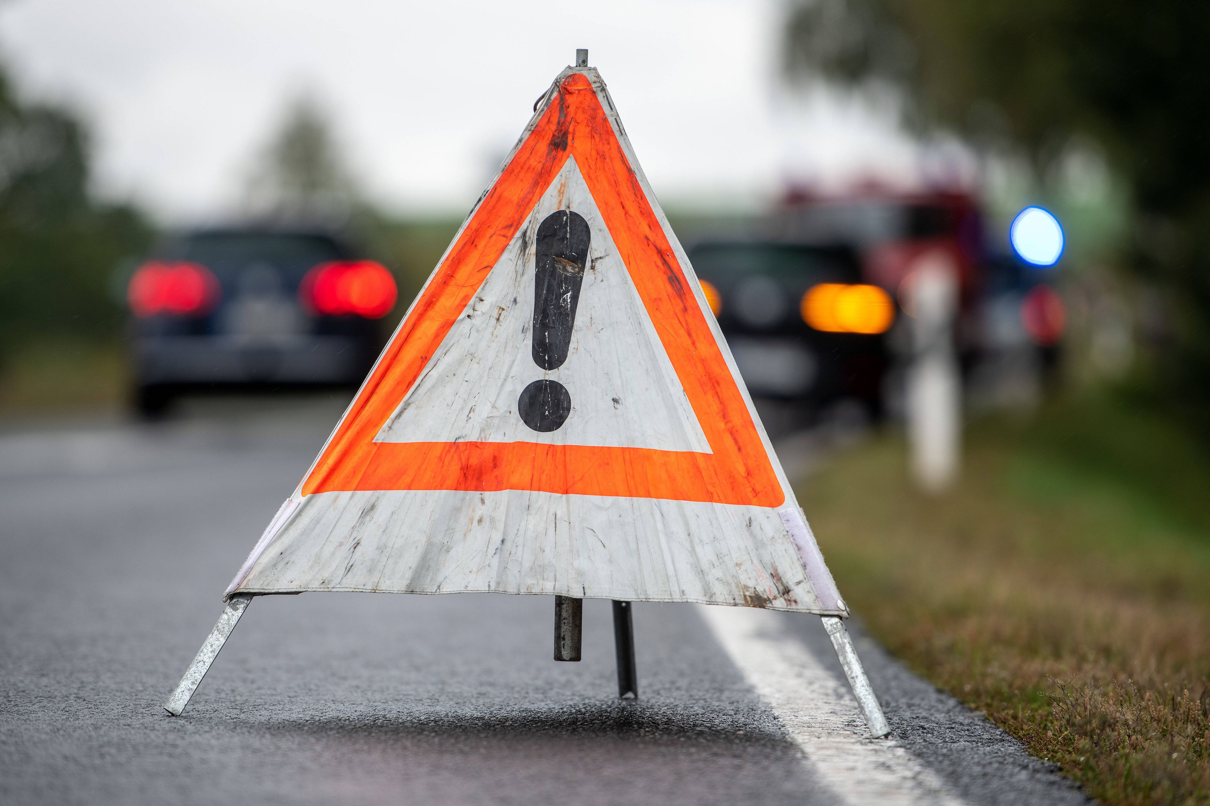  Verkehrsunfall, Absicherung einer Unfallstelle mit einem Faltdreieck. Deutschland *** Traffic accident, securing an accident site with a folding triangle Germany