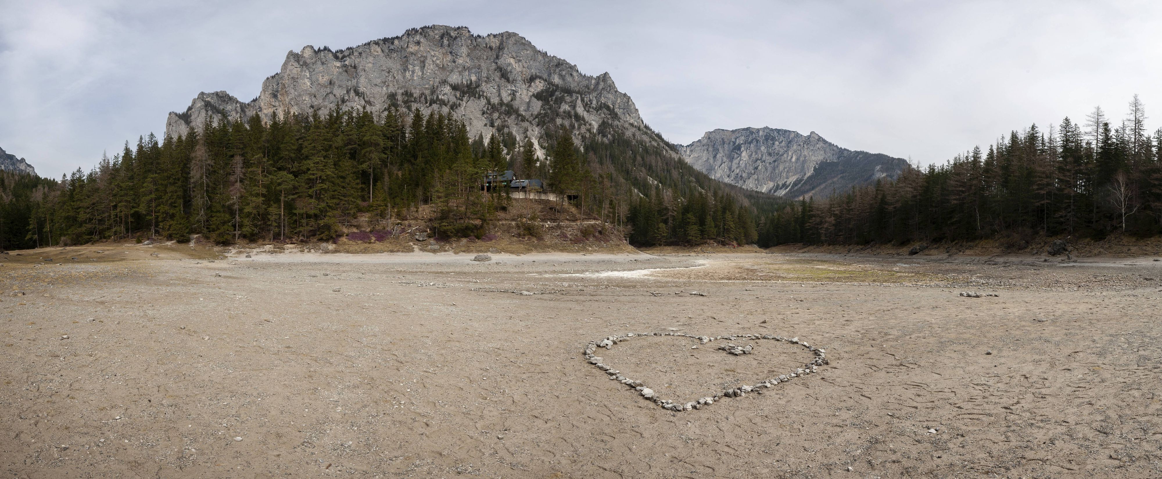 Herz aus Stein im ausgetrockneten Grünen See bei Tragöß Ende März 2025.