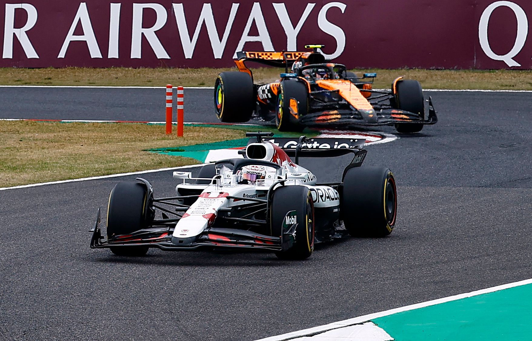 Max Verstappen bremst die McLarens in Suzuka aus.