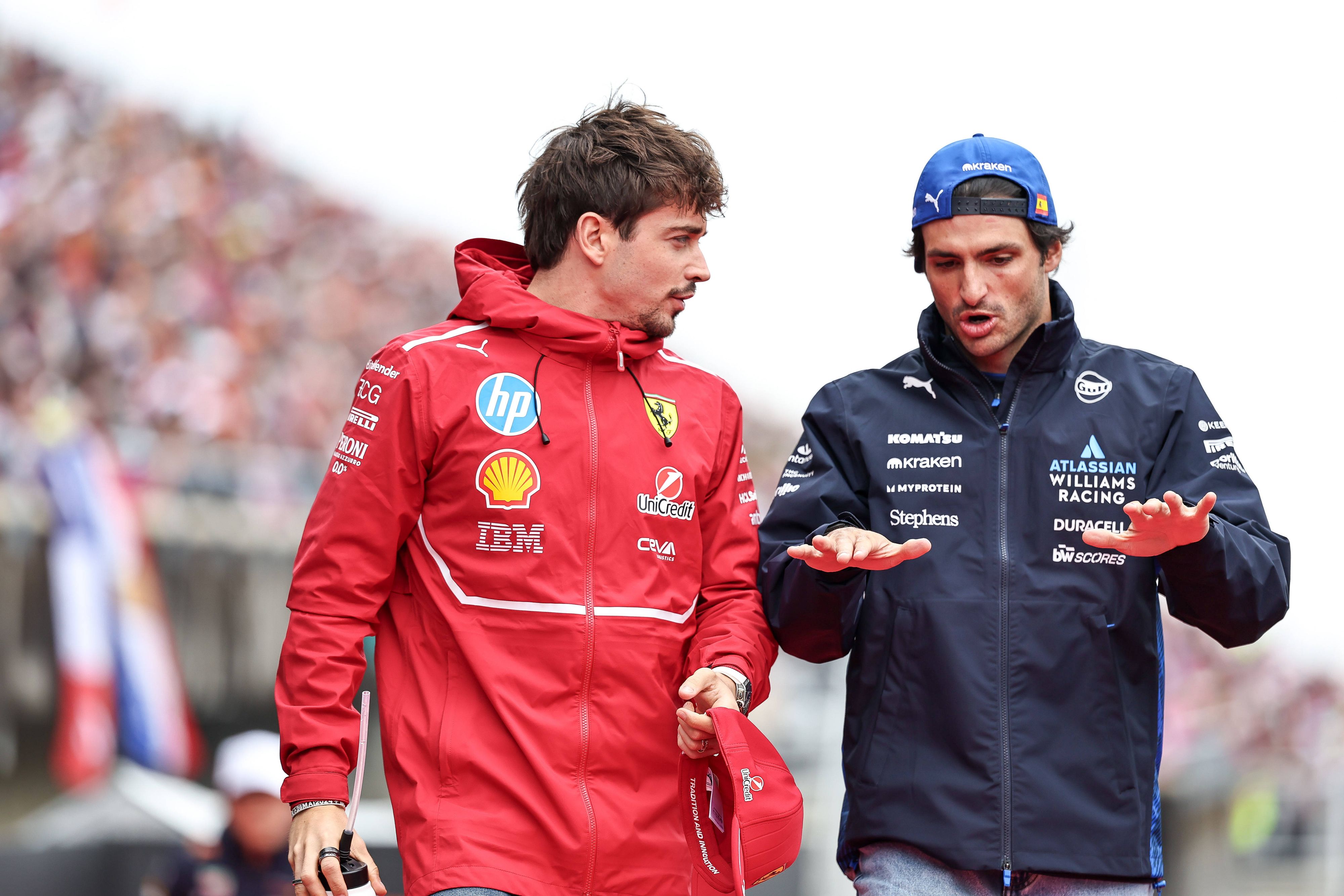 Carlos Sainz (r.) und sein Ex-Teamkollege Charles Leclerc (l.)