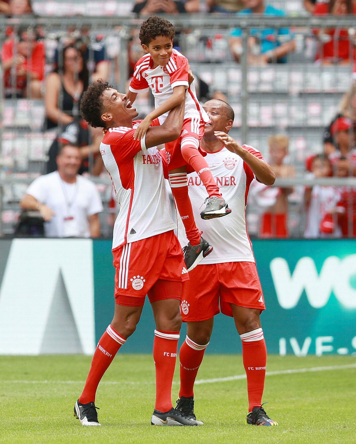 Luiz Gustavo jubelte 2023 gemeinsam mit seinem Sohn bei einem Legenden-Spiel der Bayern.