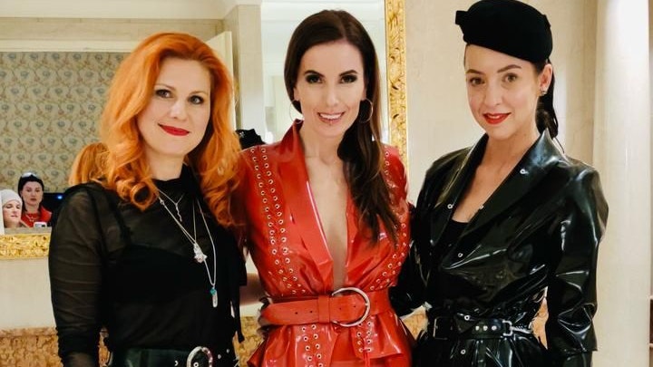 Die beiden Designerinnen Katrin Vavra und Tina Ferguson setzen bei ihrer Mode bewusst auf das außergewöhnliche Material Latex, das sie mit traditionellen Handwerkstechniken und innovativen Ansätzen (Ketten!) zu etwas völlig Neuem verbinden.