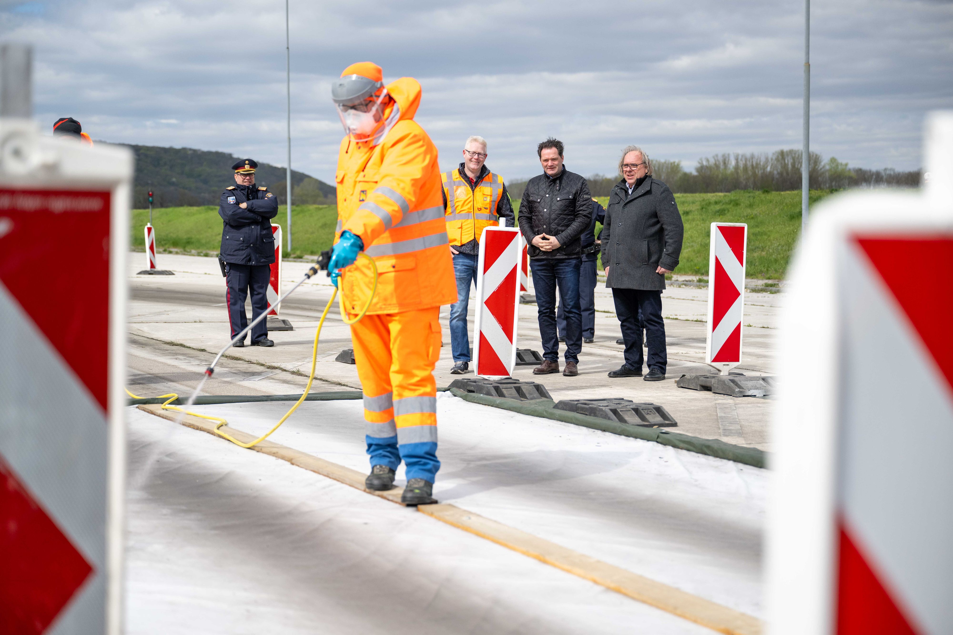 Landwirtschaftsminister Norbert Totschnig (ÖVP, 2.v.r.) machte sich vor Ort ein Bild zur aktuellen Lage. Am Grenzübergang Berg bei Hainburg wurde ein Seuchenteppich ausgelegt.