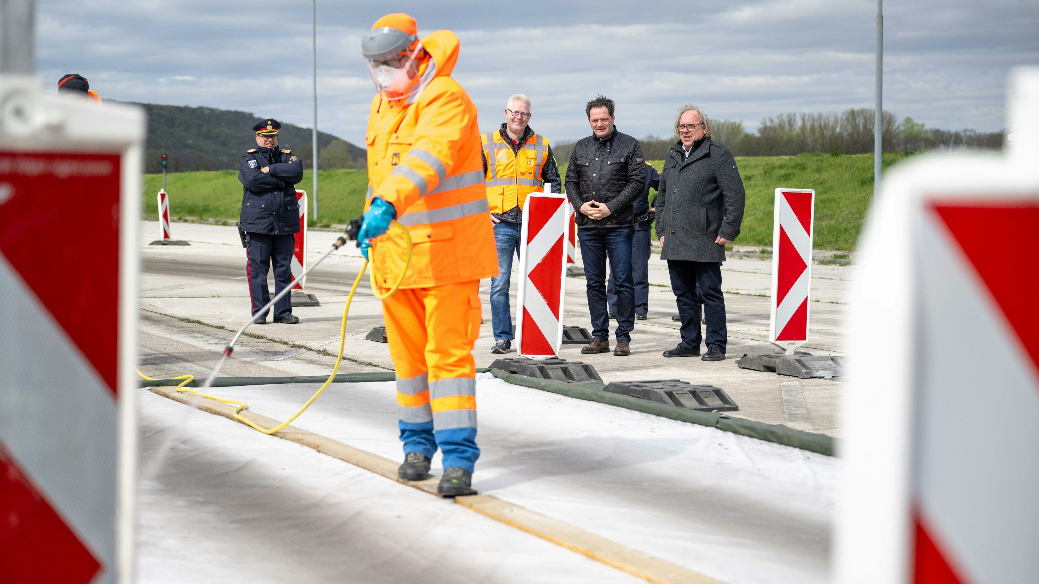 Landwirtschaftsminister Norbert Totschnig (ÖVP, 2.v.r.) machte sich vor Ort ein Bild zur aktuellen Lage. Am Grenzübergang Berg bei Hainburg wurde ein Seuchenteppich ausgelegt.