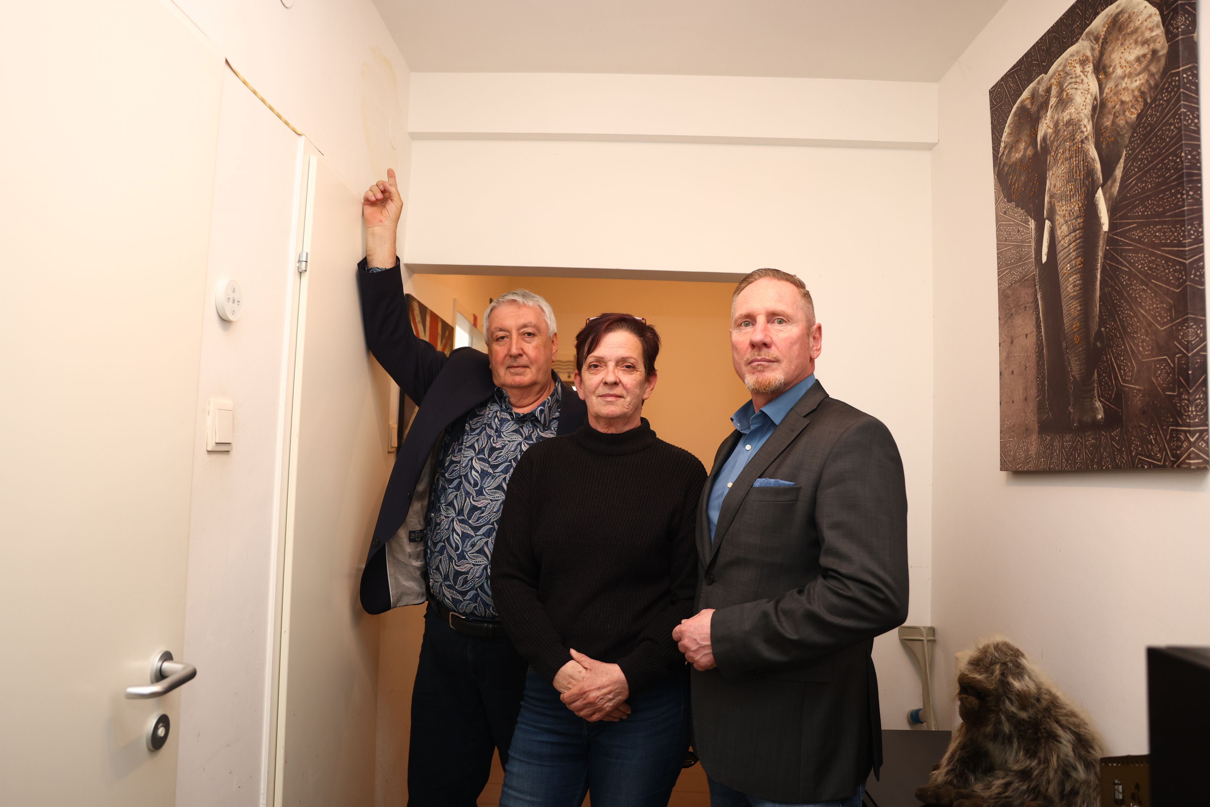 Ehemaliger Simmeringer Bezirksvorsteher Paul Stadler, Michaela H, und  Michael Niegl, Wohnbau-Ombudsmann der FPÖ Wien zeigen, wo die Probleme am größten sind.