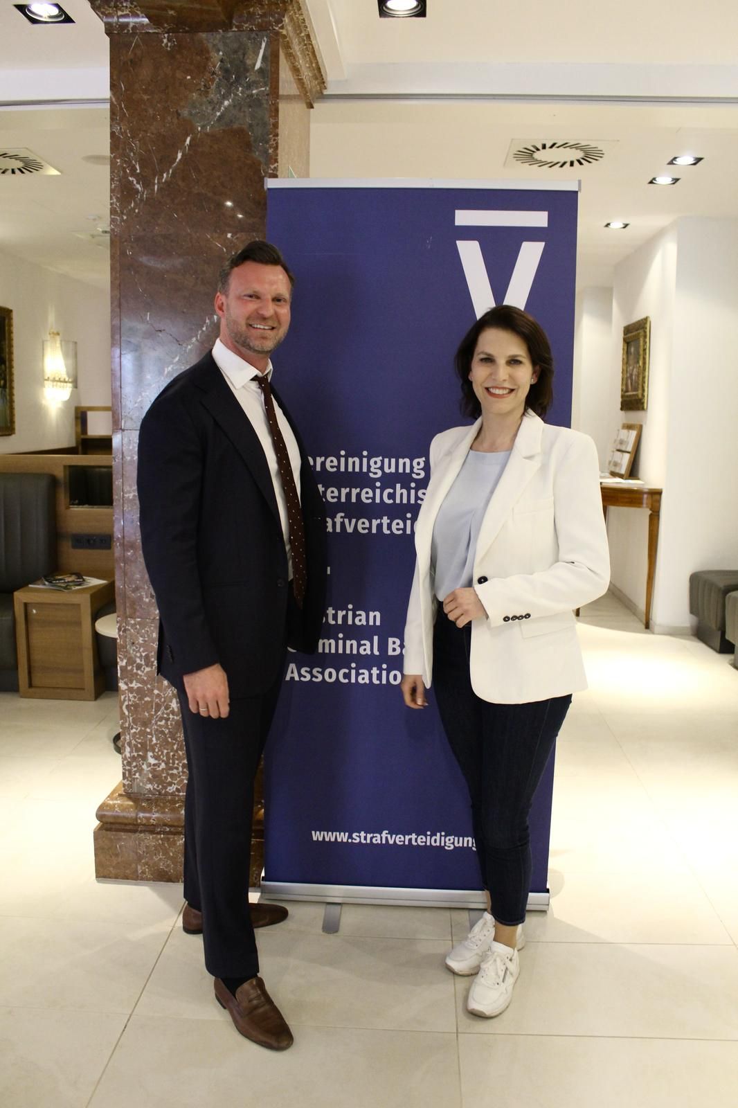 VÖStV-Präsident Philipp Wolm mit Karoline Edtstadler (ÖVP)