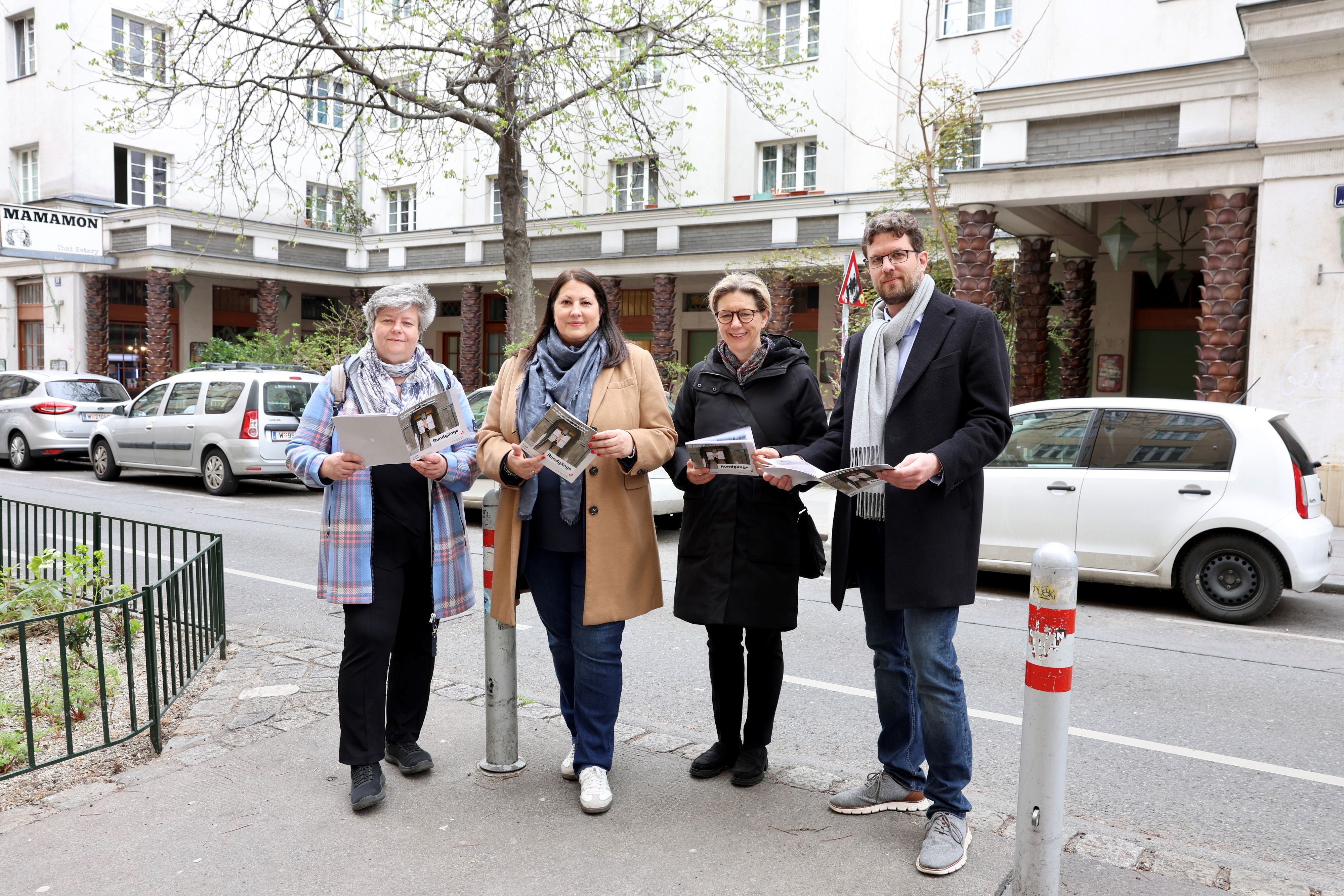 DÖW Projektverantwortliche Claudia Kuretsidis-Haider, Vizebürgermeisterin und Wohnbaustadträtin Kathrin Gaál, Wiener Wohnen-Direktorin Karin Ramser und Andreas Kranebitter, wissenschaftlicher Leiter des DÖW (v.l.)