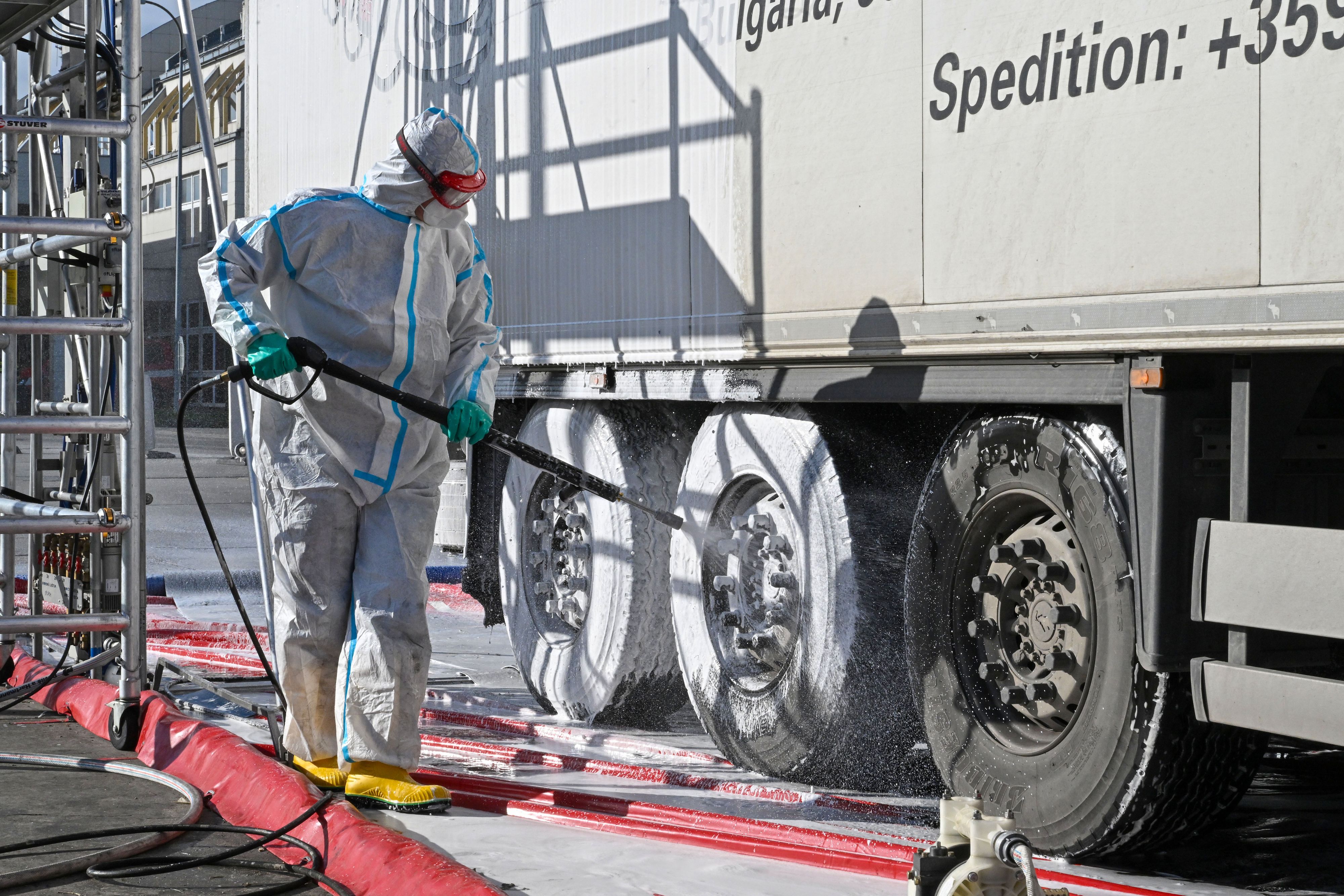 In Österreich wird jetzt auch an den Grenzen kontrolliert und desinfiziert – so wie im Bild an einem tschechisch-slowakischen Grenzübergang.
