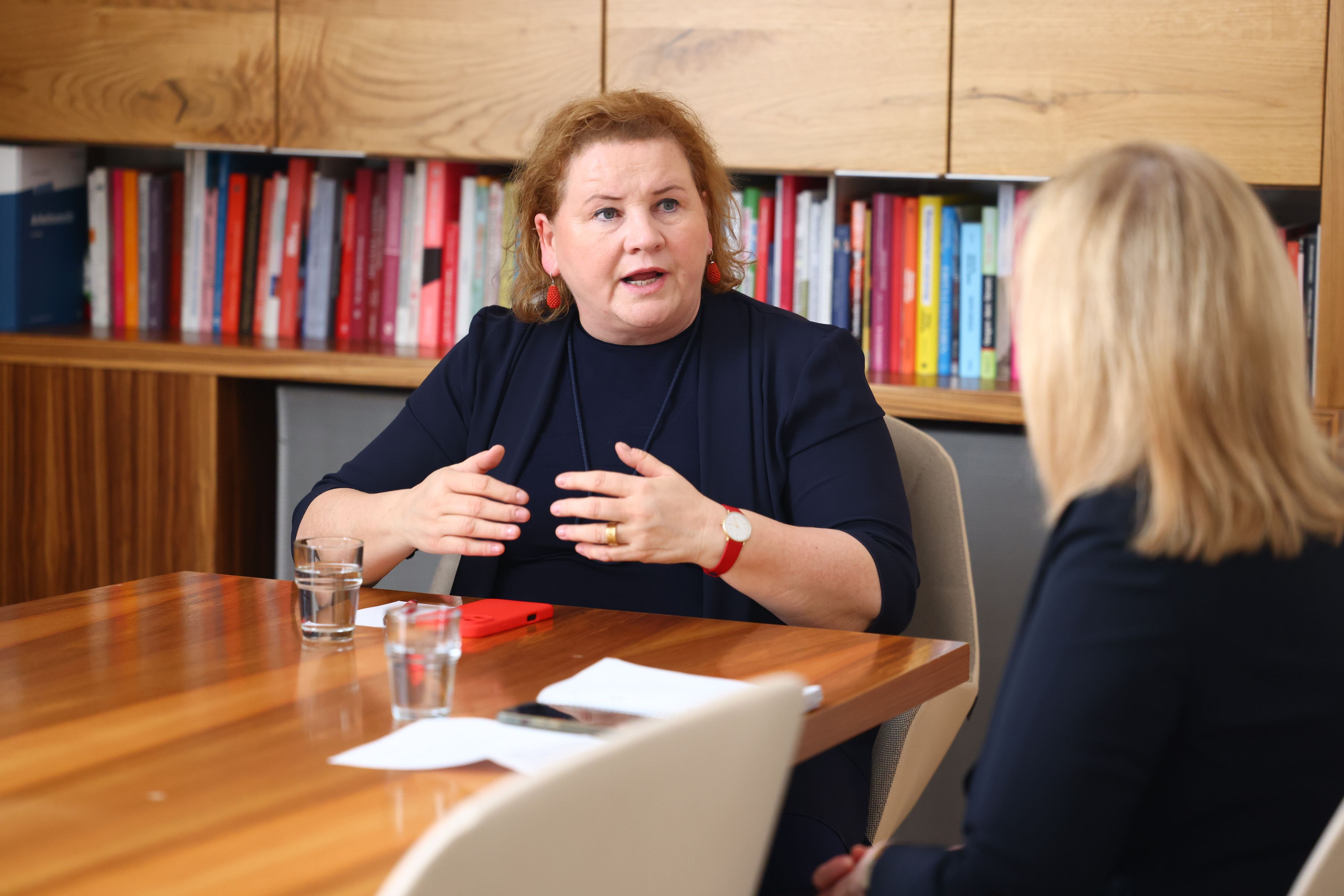 Arbeits- und Sozialministerin Korinna Schumann (SPÖ) im Talk mit 