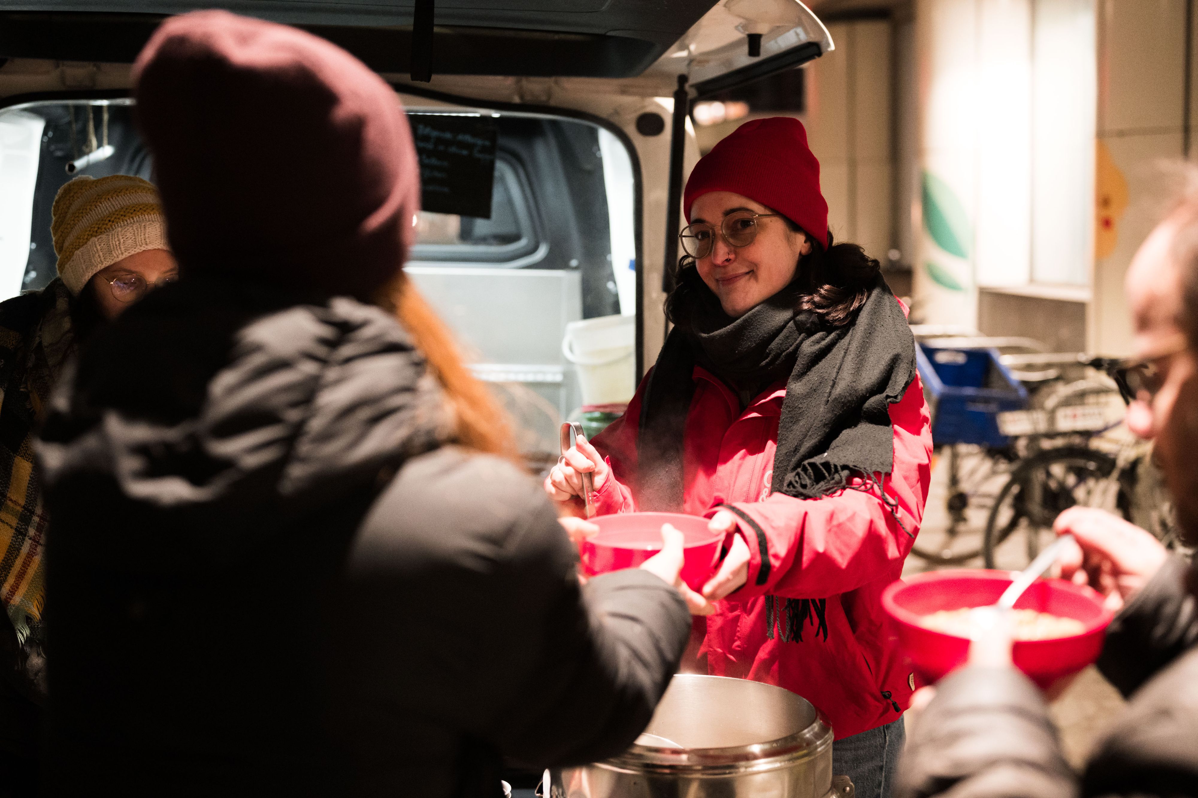 Eine freiwillige Helferin verteilt beim Caritas-Canisibus eine warme Suppe an Bedürftige – auch bei Minusgraden steht der Bus jeden Abend an mehreren Stationen in Wien.