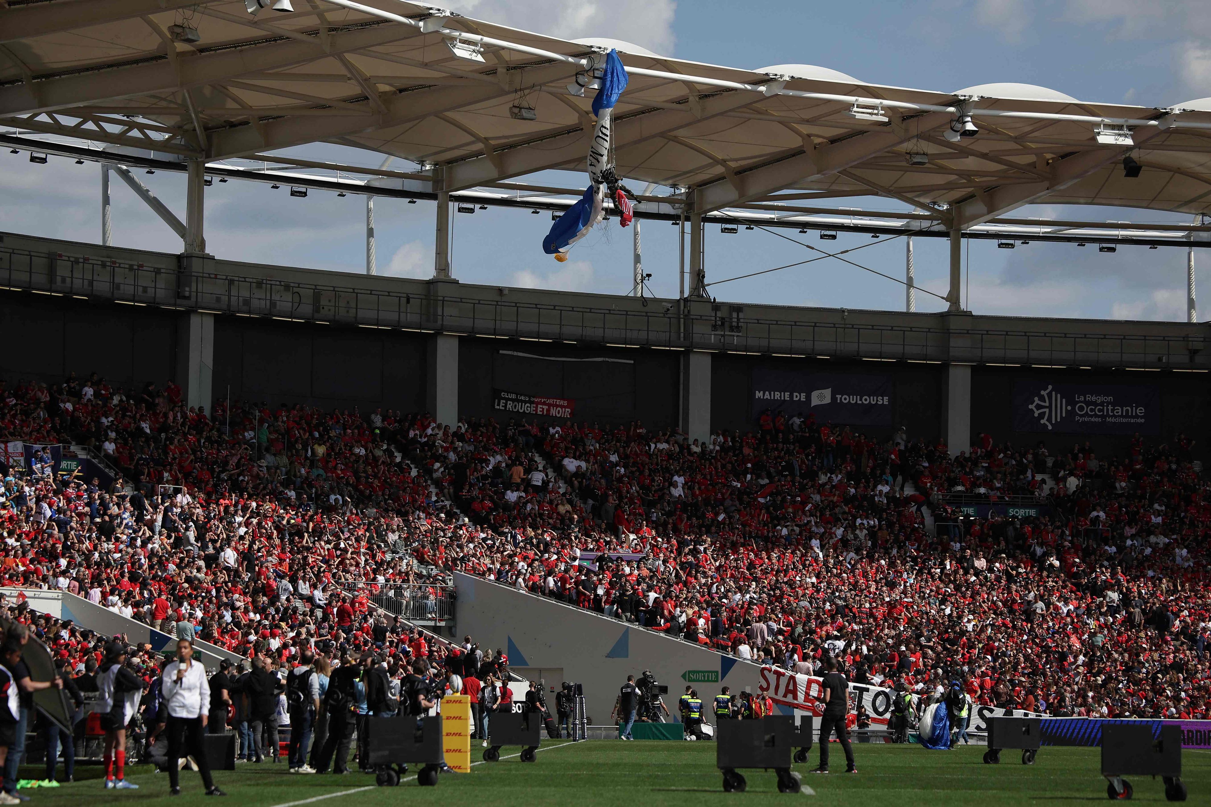 Ein Fallschirmspringer verhedderte sich am Stadiondach. Die Feuerwehr konnte den Mann retten.
