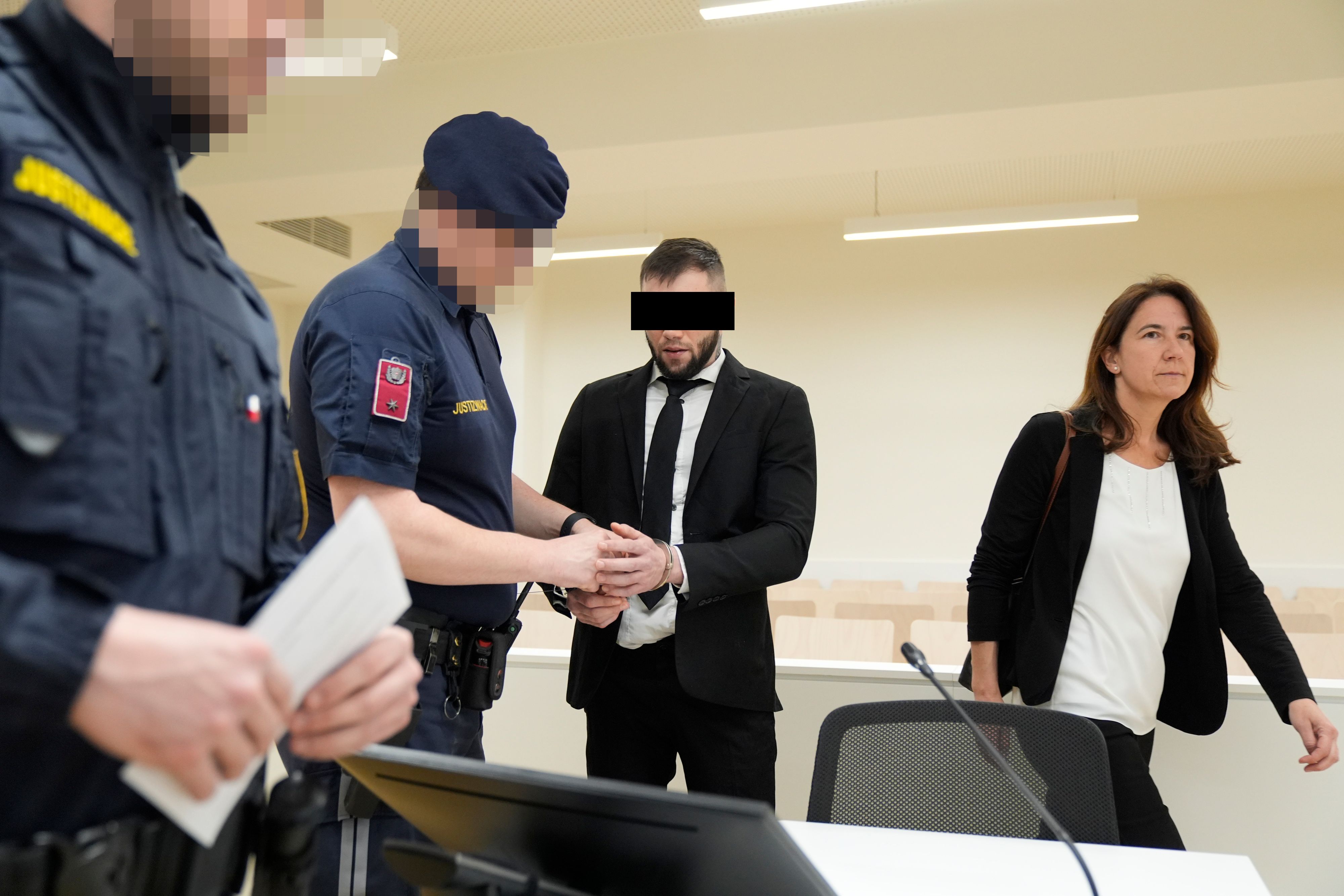 Noch im Saal klickten die Handschellen. Das Bild stammt vom ersten Prozess, der wegen Baulärms abgebrochen wurde.