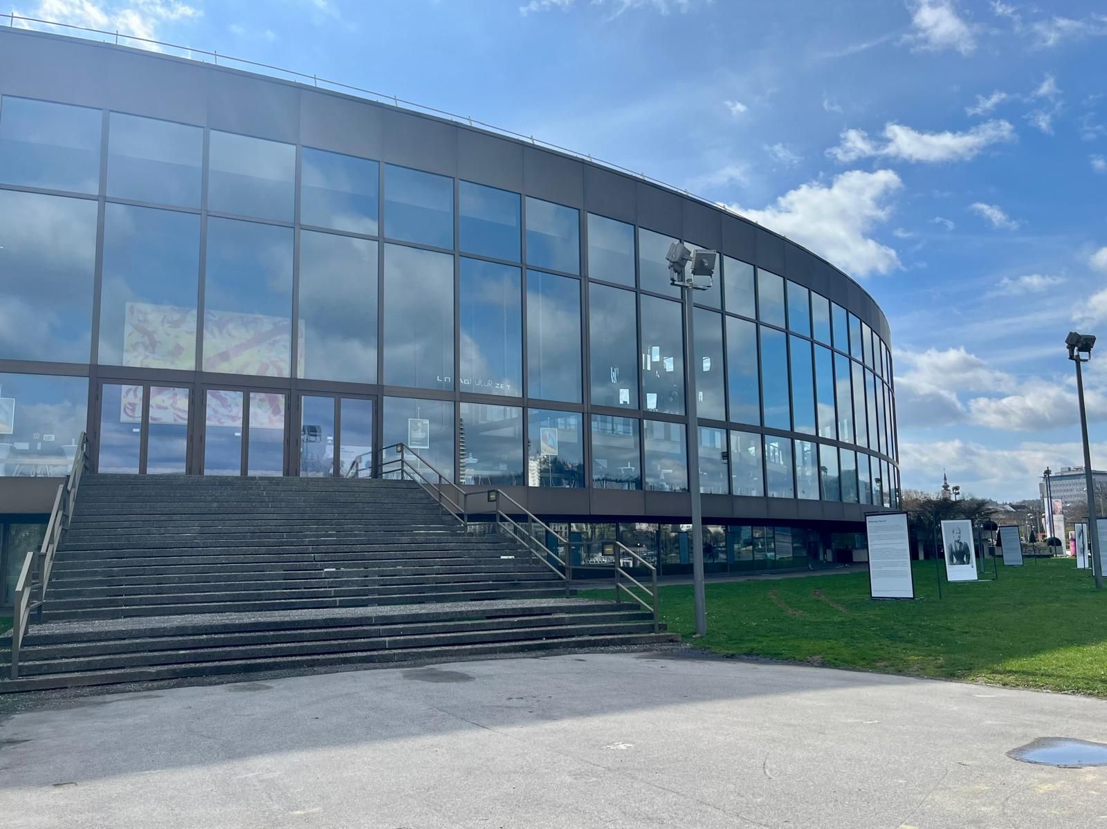 Vor mehr als einem Jahr platzte in Linz die Bombe: Seitdem beschäftigt ein Polit-Skandal das Brucknerhaus.