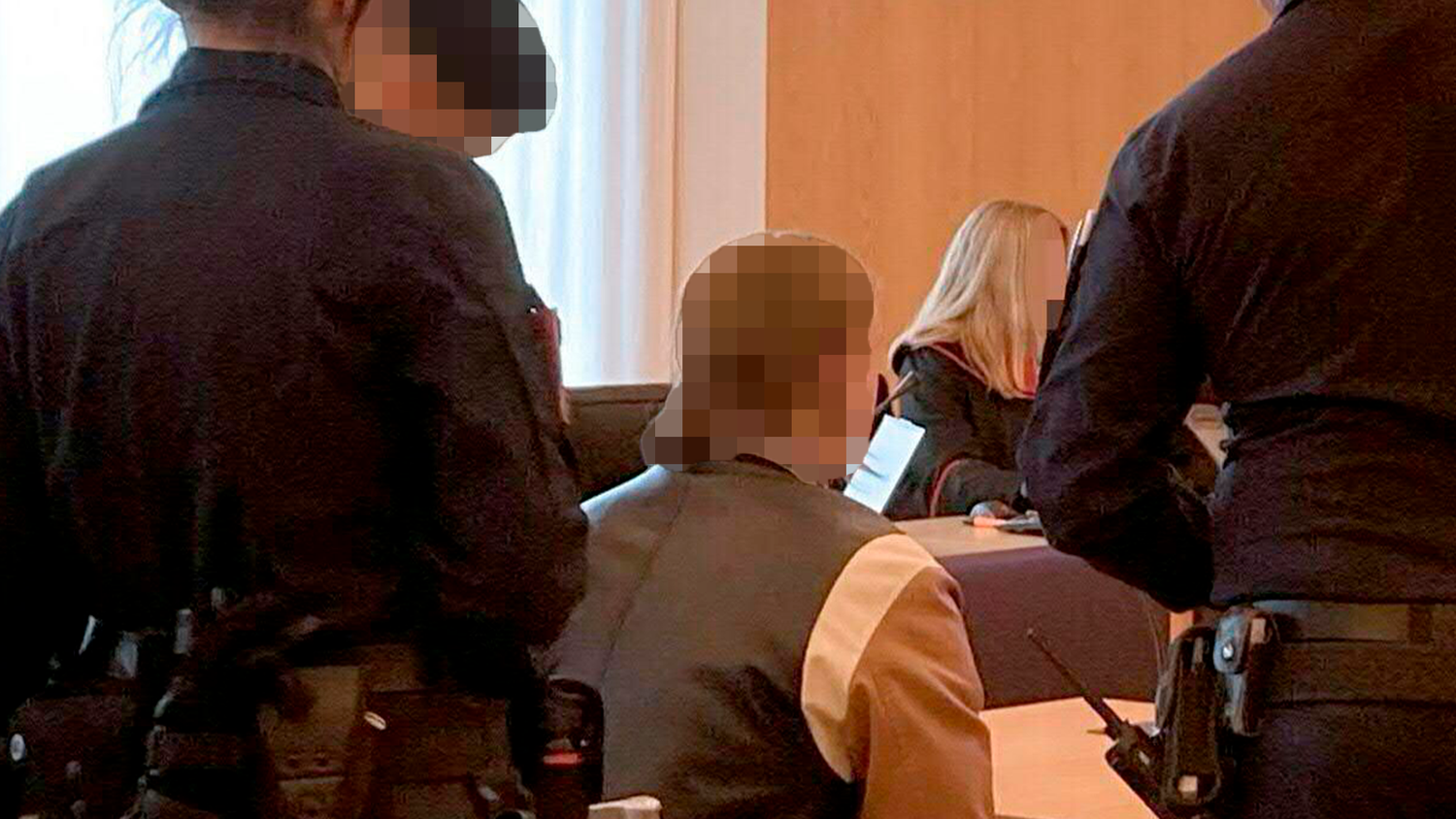 Der Angeklagte am Montag, 7. April 2025, vor Beginn des Prozesses am Landesgericht in Leoben.