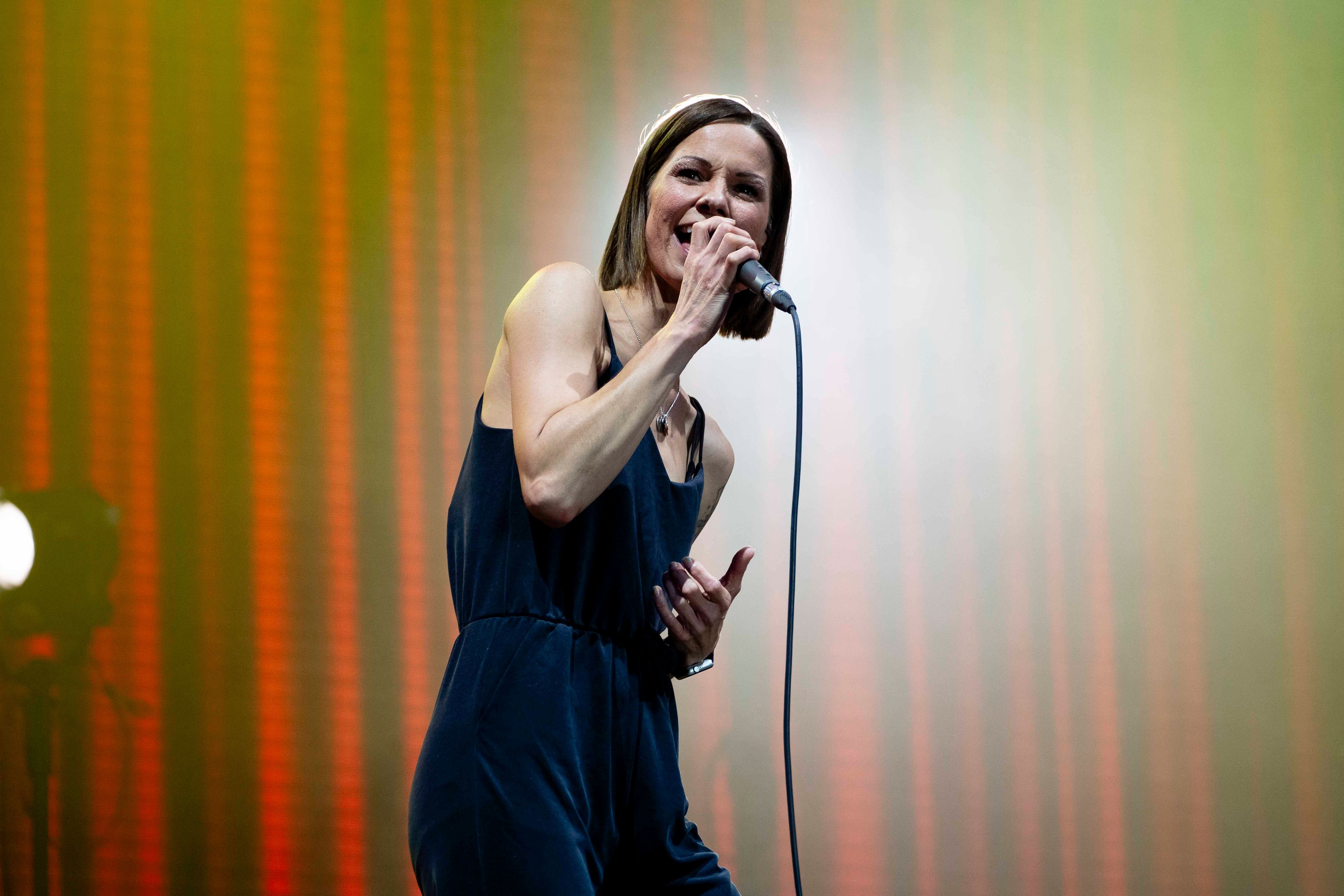 Christina Stürmer passt sich für einige Fans zu sehr unseren deutschen Nachbarn an.