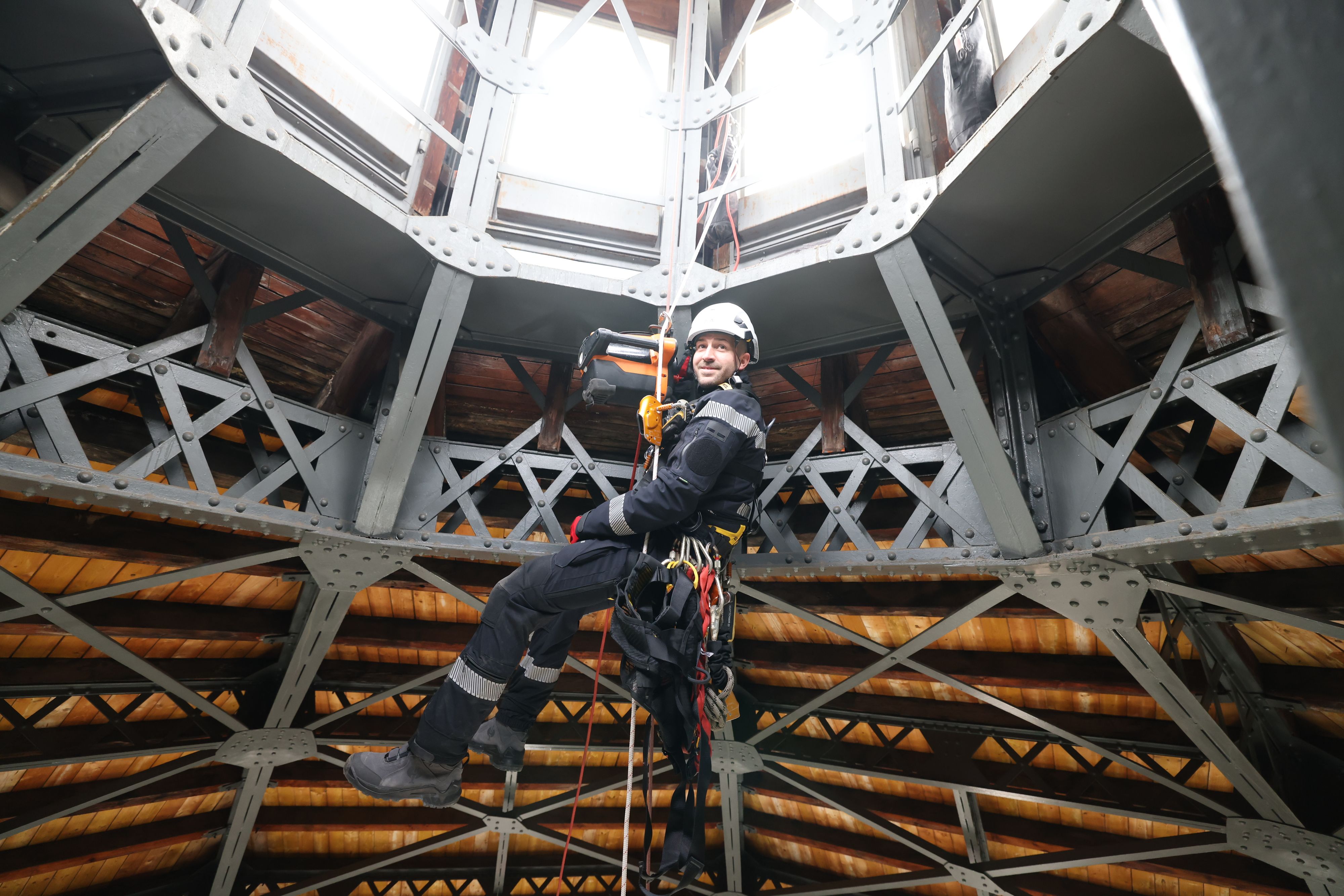 Eine waghalsige Rettungsaktion probte die Wiener Berufsfeuerwehr im Naturhistorischen Museum Wien.
