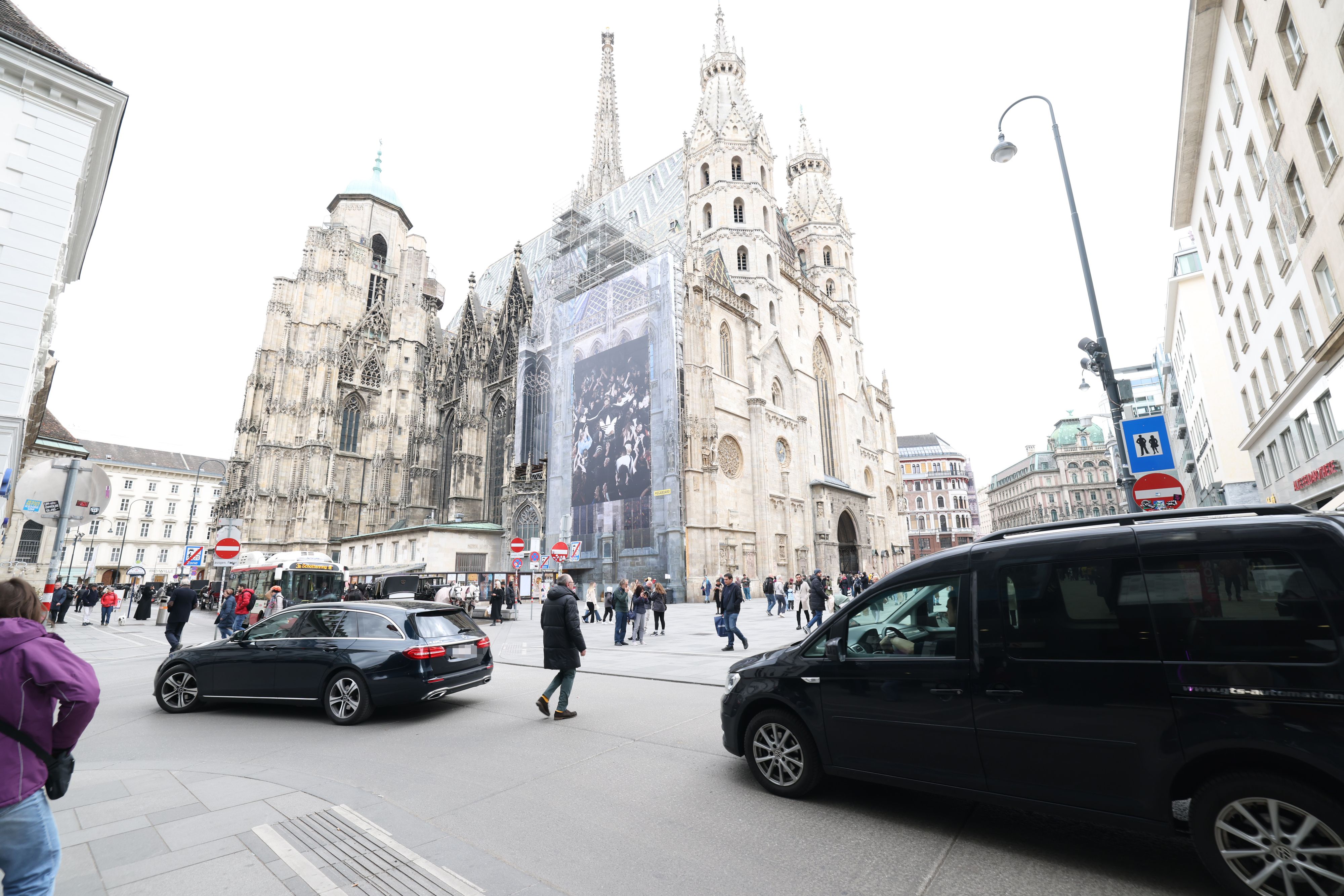 Bald könnte es solche Bilder nicht mehr geben: Die Wiener Innenstadt wird ab 2026 wohl autofrei.