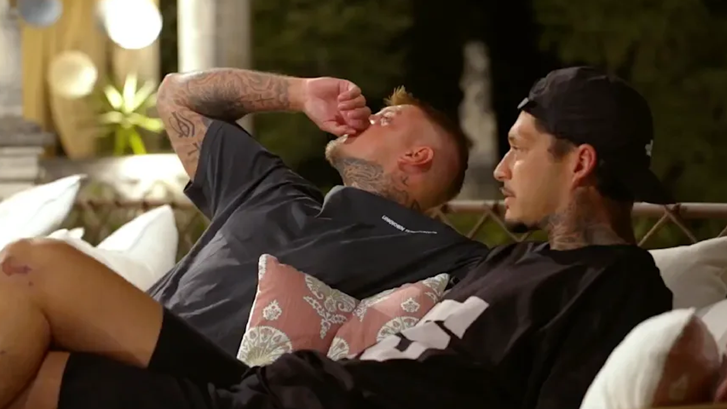 Paco und Yasin führen ein ernstes Gespräch bei 