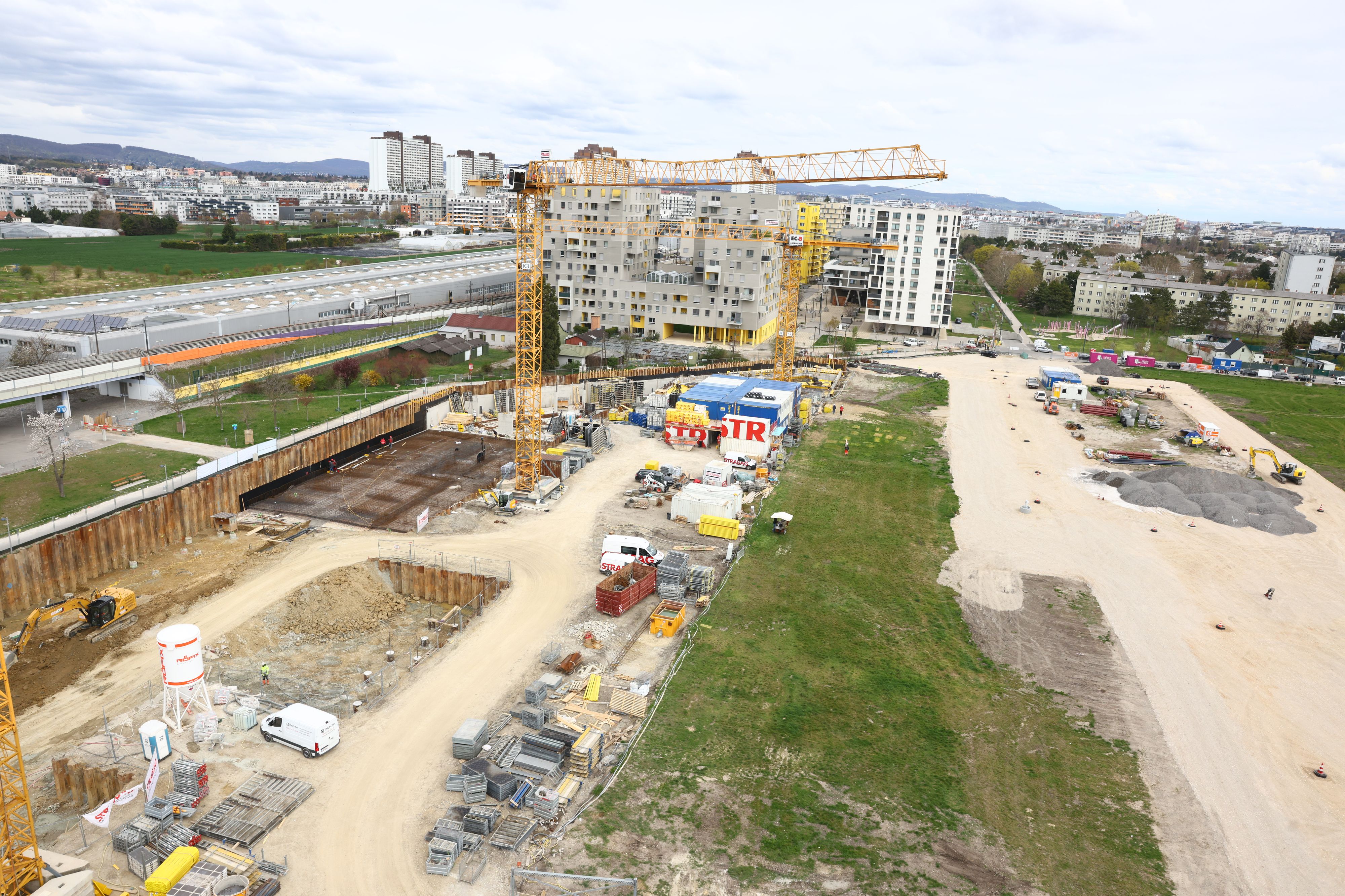 Insgesamt 1.850 Wohnungen – darunter 203 in einem Gemeindebau NEU mit Fitnessraum und Werkstatt – werden bis 2027 im Stadtquartier Meischlgasse bei der U6-Station Erlaaer Straße (Liesing) errichtet.