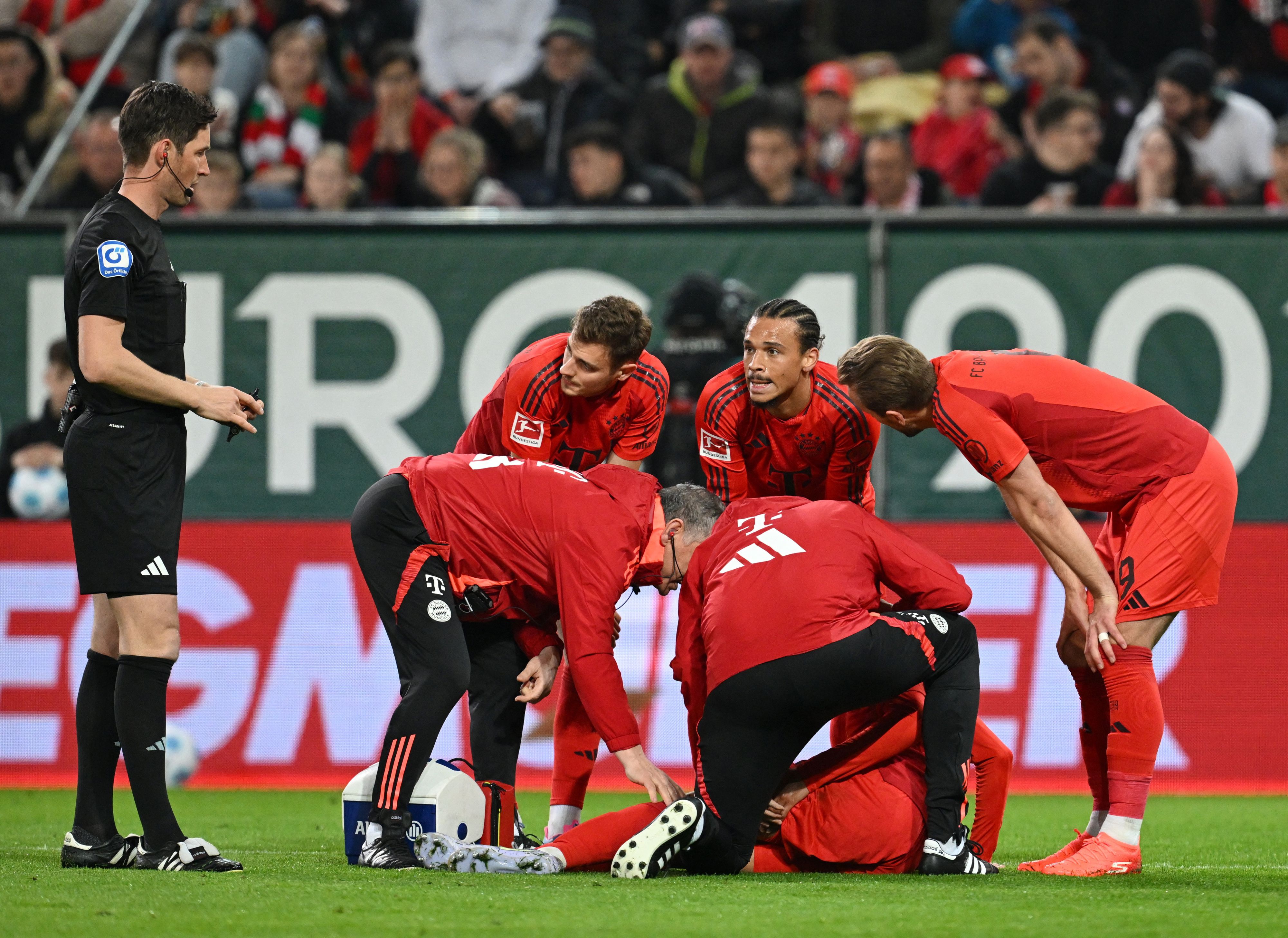 Die Kollegen litten in Augsburg mit ihrem verletzten Topstar Jamal Musiala.