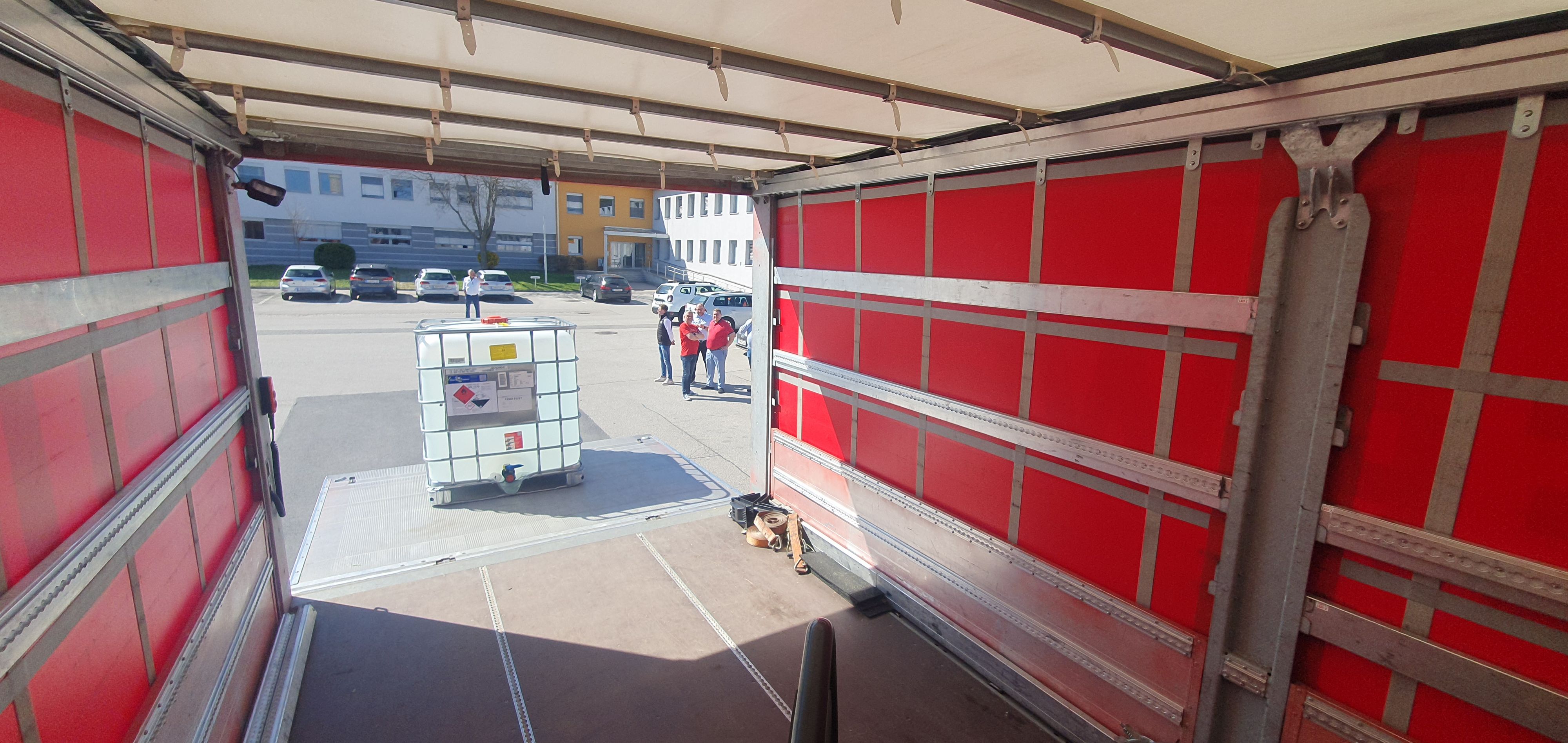 Hier wird die Ameisensäure für die Seuchenteppiche an den Grenzen verladen.