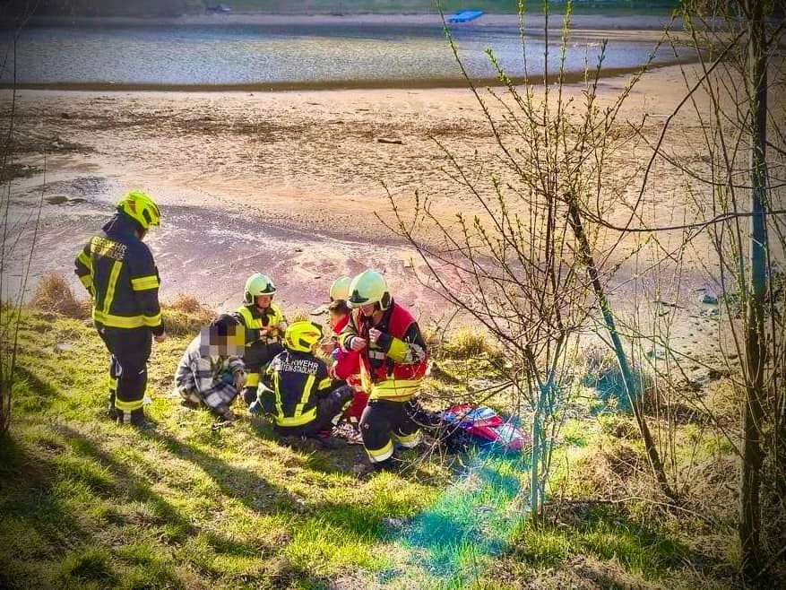Der Bub blieb bis zur Hüfte im Schlamm stecken.