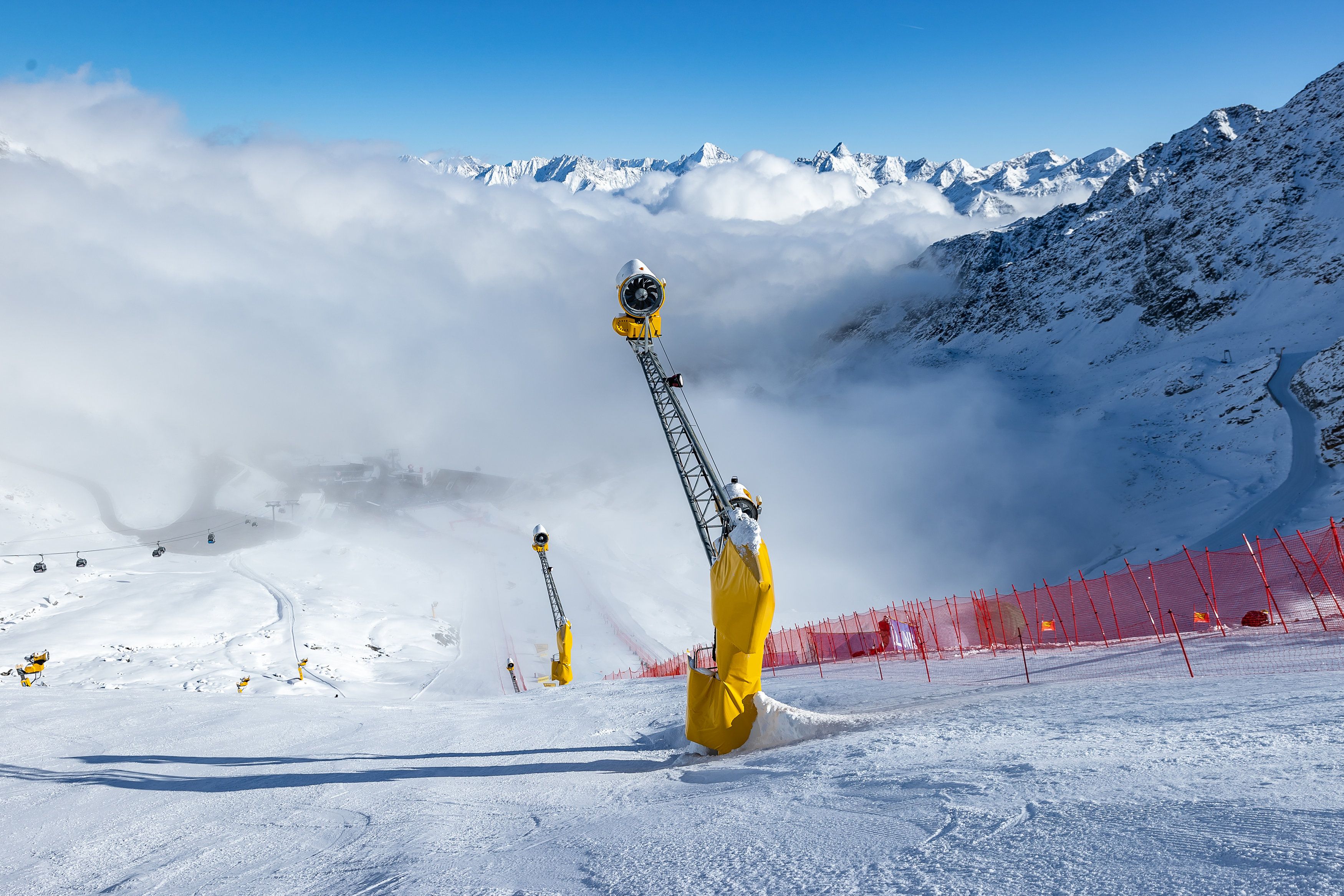 Eine Beschneiungsanlage mit Schutzpolster auf dem Rettenbachferner in Sölden. Archivbild