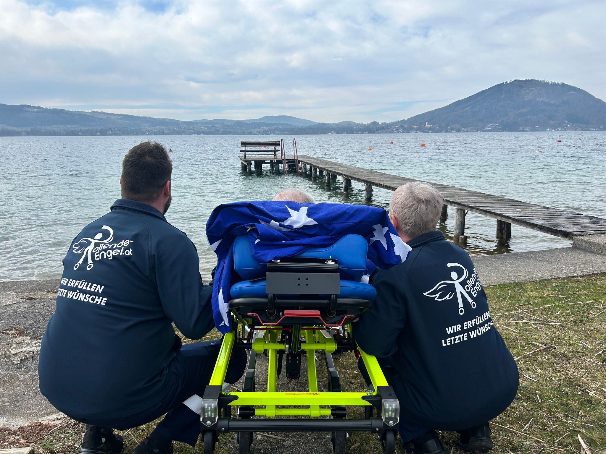 Die ehrenamtlichen Wunscherfüller brachten Erwin noch einmal zum Attersee.