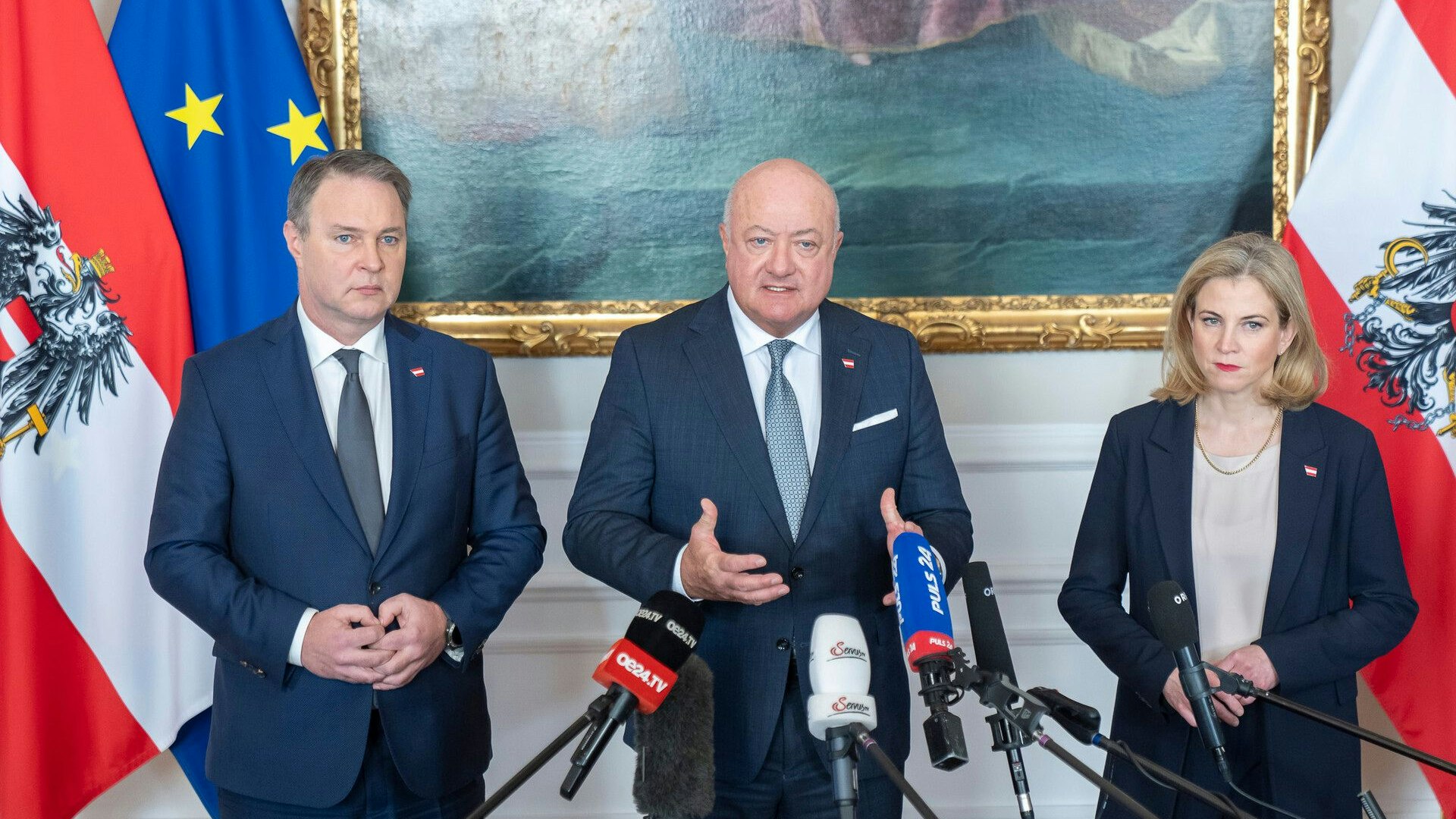 Bundeskanzler Christian Stocker (ÖVP), Vizekanzer Andreas Baber (SPÖ) und Außenministerin Beate Meinl-Reisinger (NEOS) werden über die Ergebnisse der Klausur informieren. 