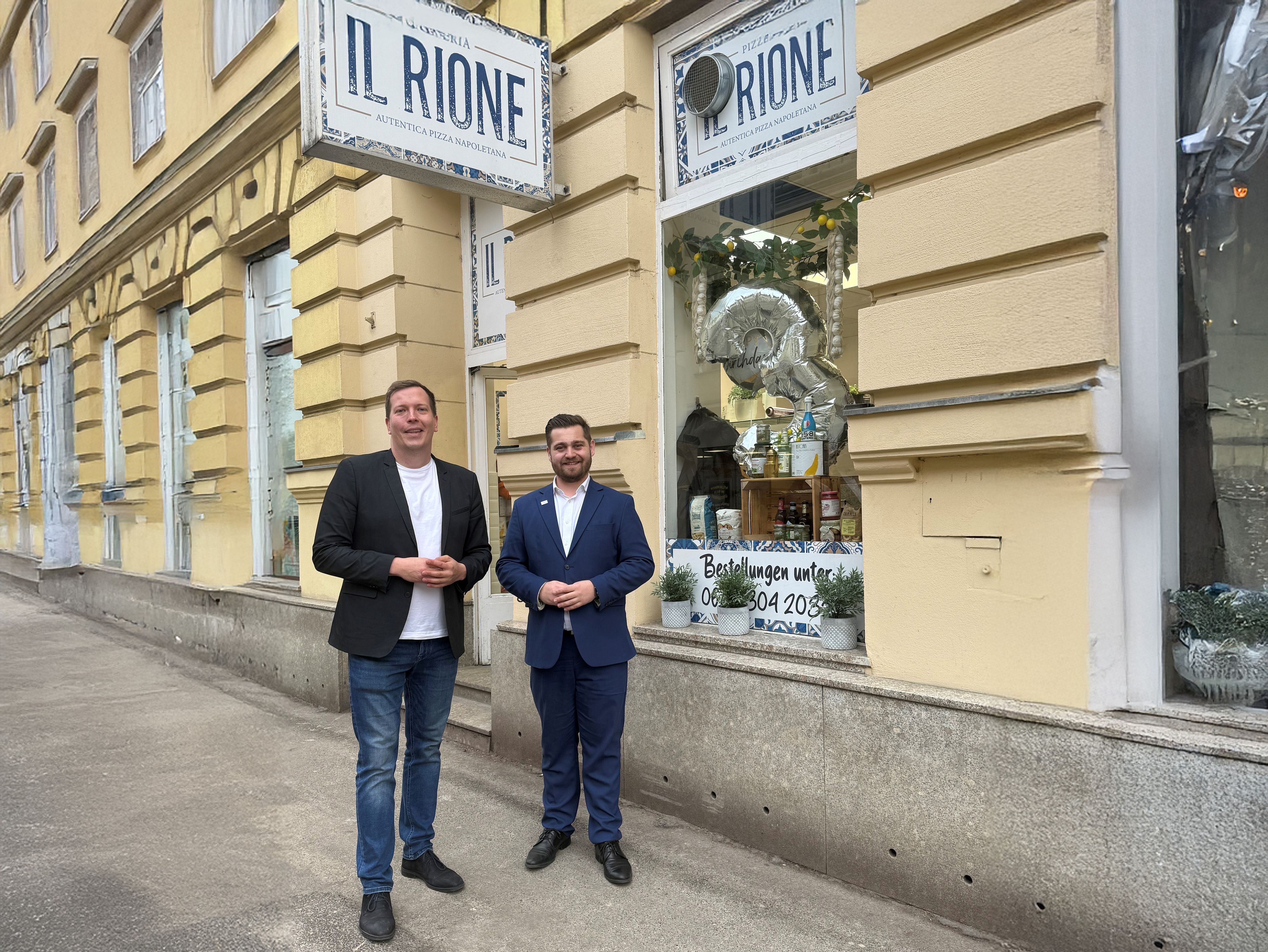 Patrick Gasselich (Spitzenkandidat ÖVP Liesing für den Landtag) und Philipp Stadler-Simbürger (Spitzenkandidat ÖVP Liesing für die Bezirksvorstehung verteilen gratis Pizza.