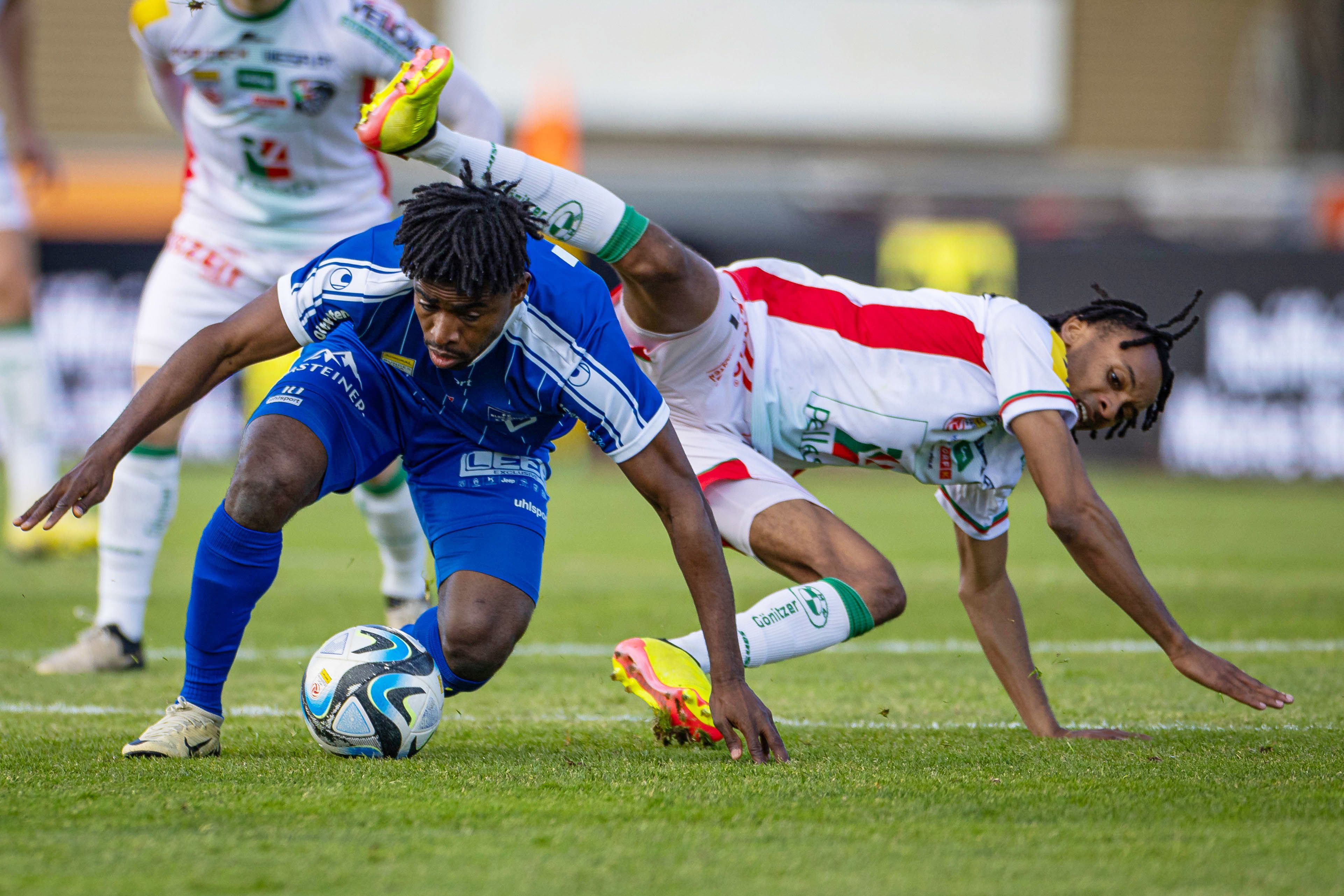 Paul Mensah (l.) im Zweikampf mit Wolfsbergs Thierno Ballo.