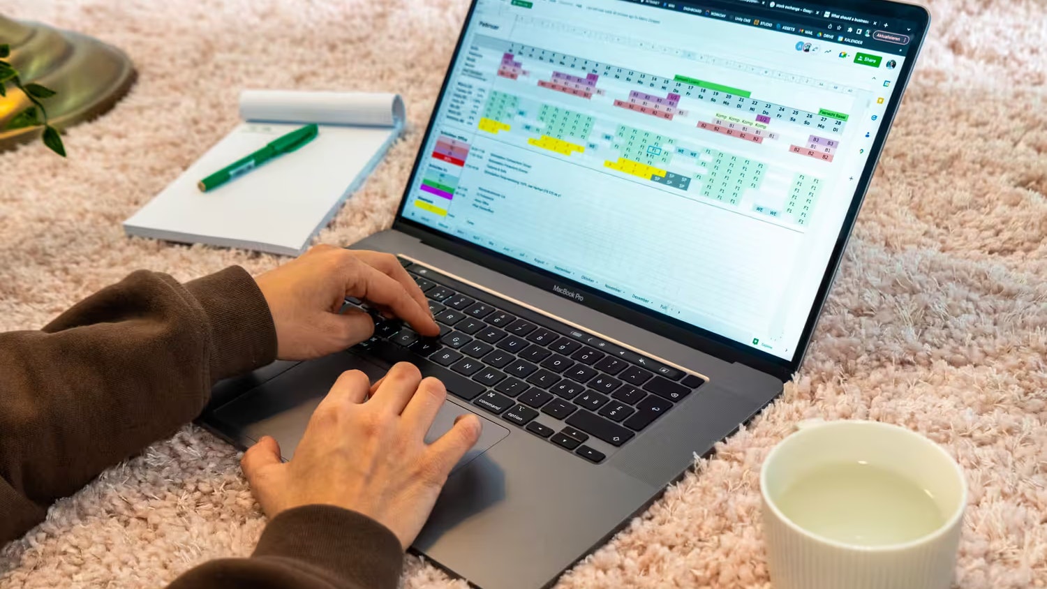 Damien aus den USA verdient circa 300.000 Euro im Jahr – mit drei Jobs gleichzeitig.