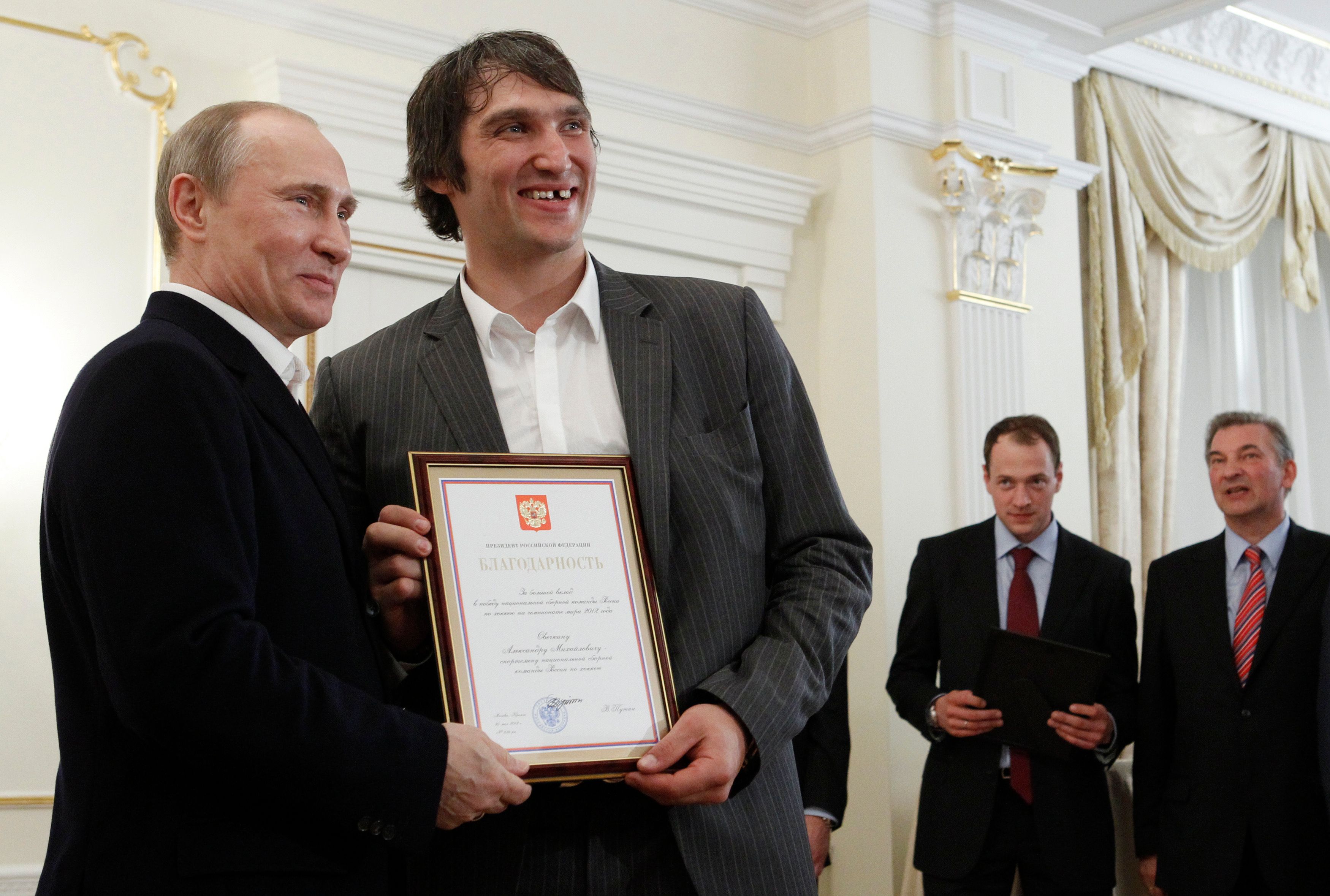 Russlands Präsident Wladimir Putin 2012 mit Alexander Owetschkin.