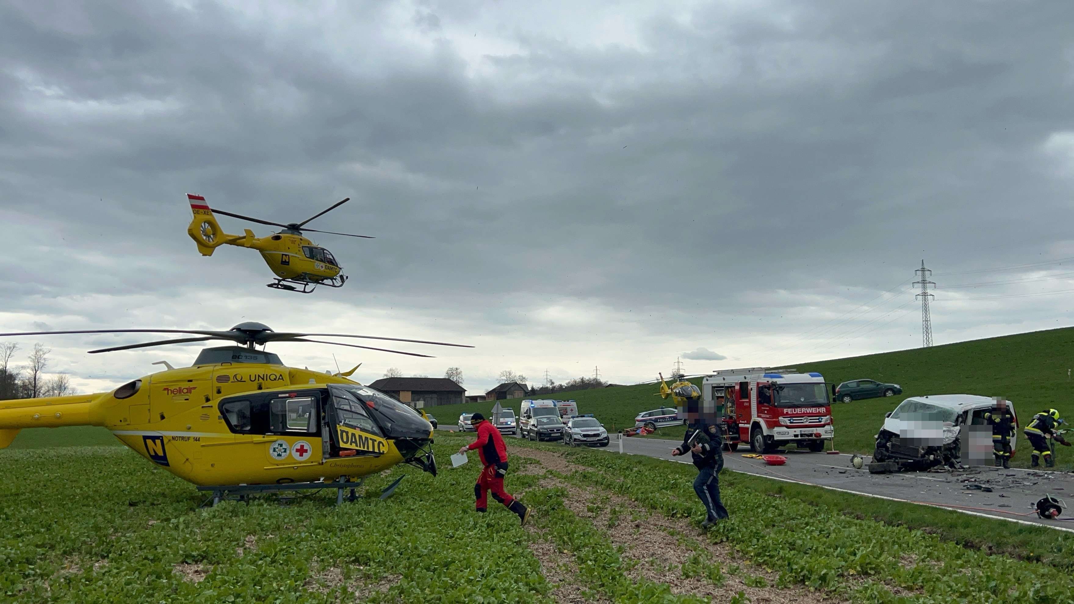 Schwerer Verkehrsunfall: Die Einsatzkräfte am Unfallort