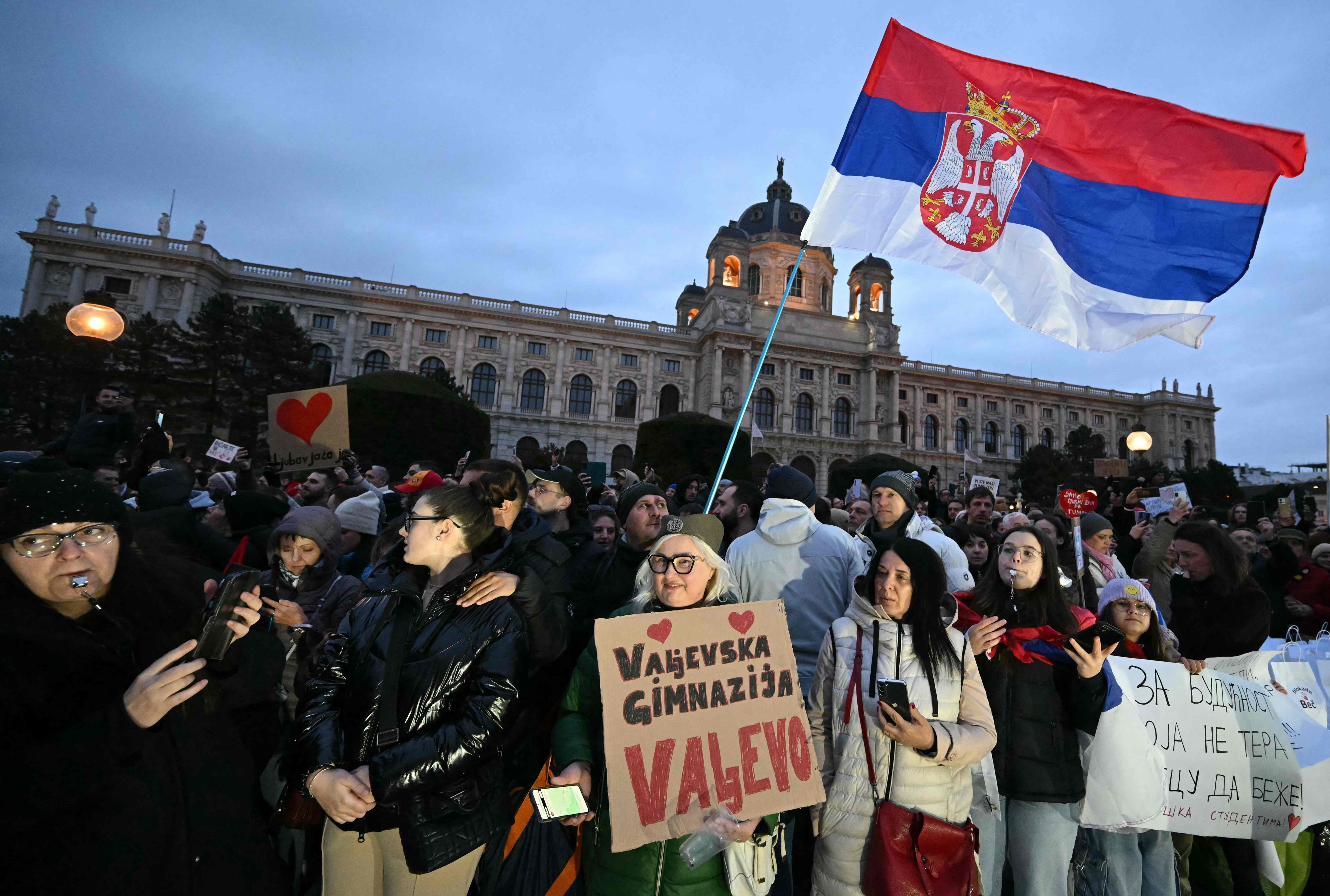 Protestaktion von serbischen Studenten und Unterstützern mitten in Wien