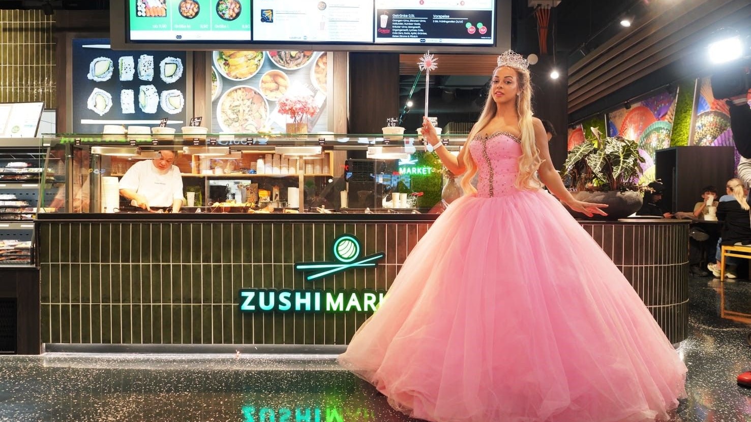 Bahati Venus als "Glinda" beim Re-Opening des "Zushi-Market".
