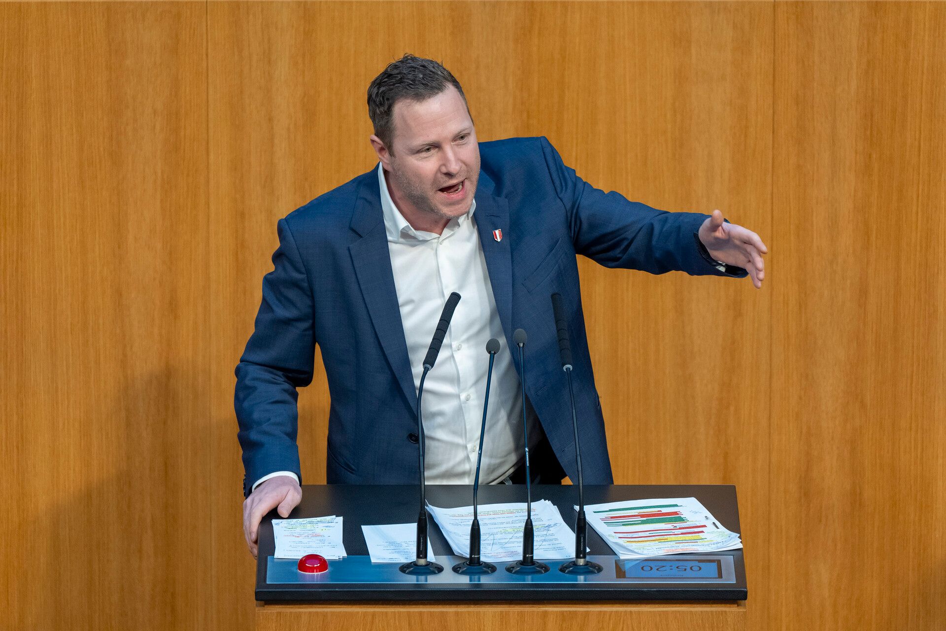 30 450 Fragen an die Regierung zur Finanzierung von NGOs: FPÖ-Generalsekretär Michael Schnedlitz.