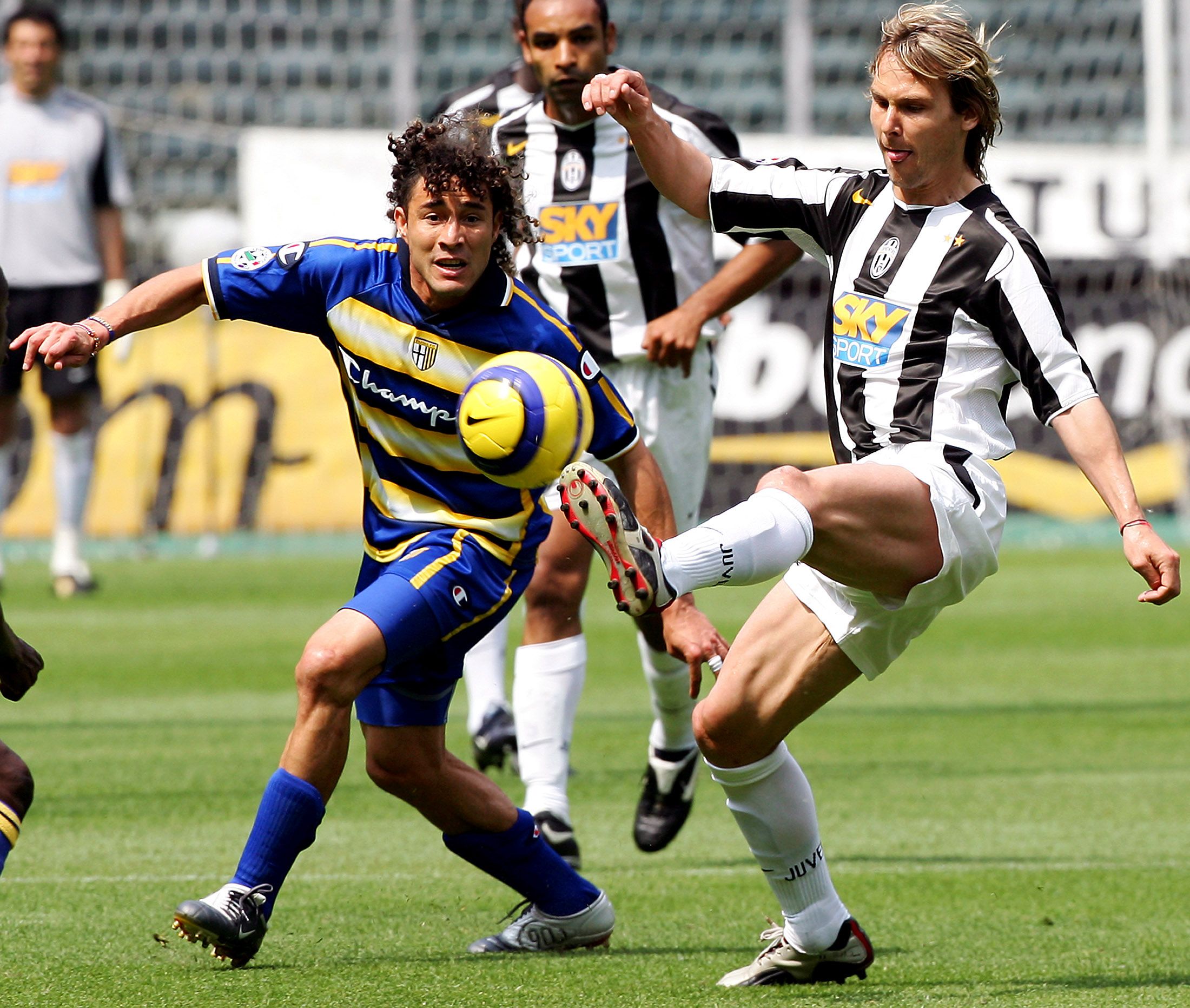 Parmas Jorge Bolano (l.) 2005 im Zweikampf mit Juve-Star Pavel Nedved (r.).