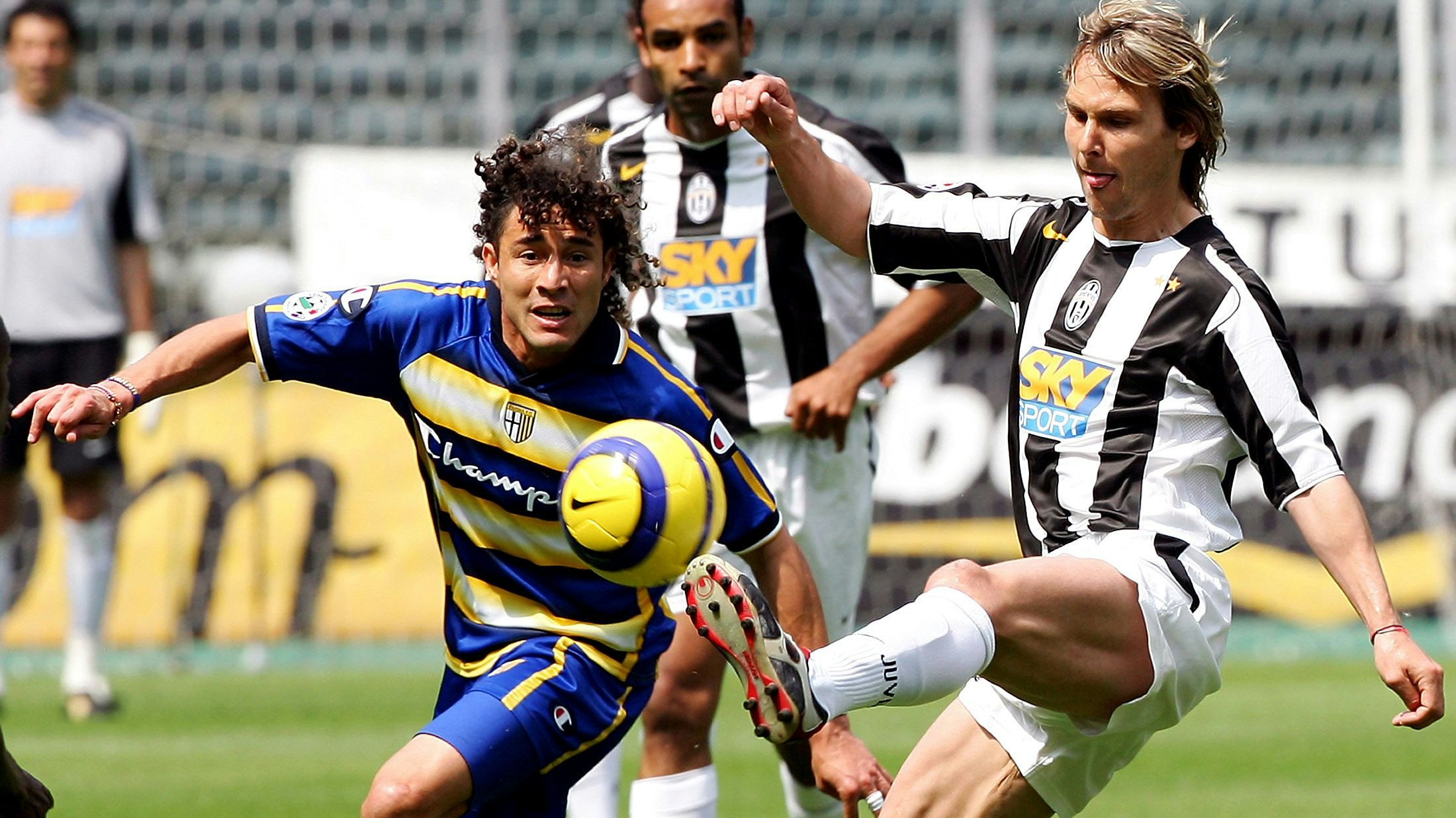 Parmas Jorge Bolano (l.) 2005 im Zweikampf mit Juve-Star Pavel Nedved (r.).
