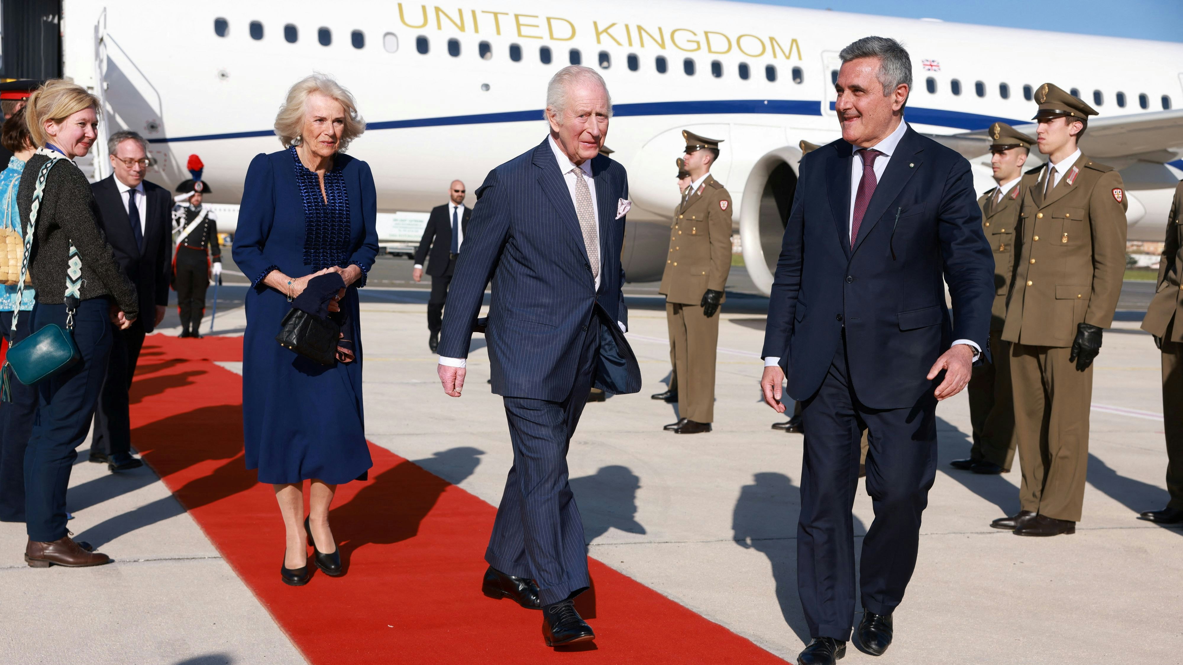 König Charles und Camilla wurden großzügig empfangen.