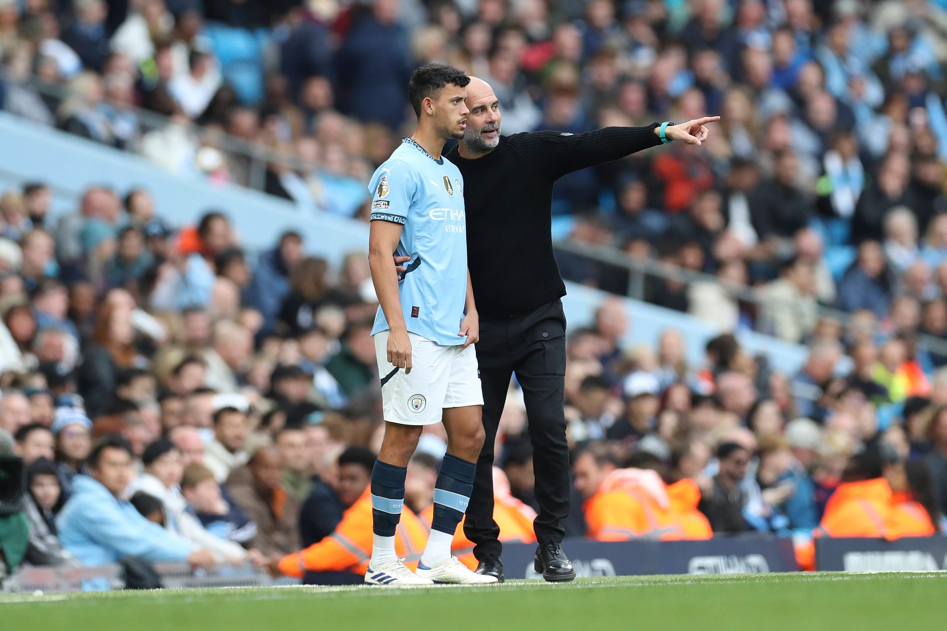 Fußball-Starcoach Pep Guardiola mit seinem Spieler Matheus Nunes. 