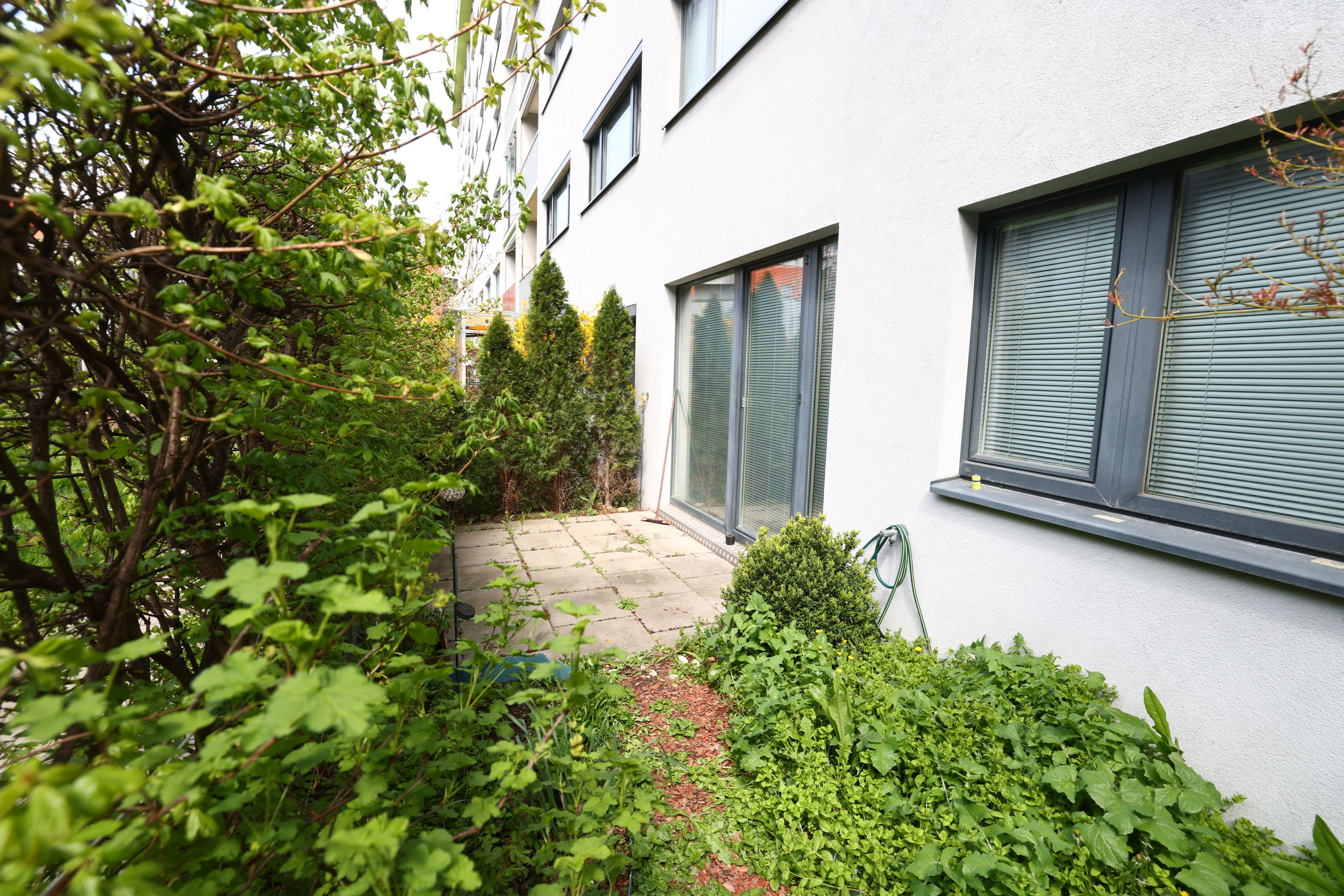 Der Bub fiel auf diese Terrasse – der Sturz wurde durch einen Tisch abgefedert, der dabei zerstört wurde.