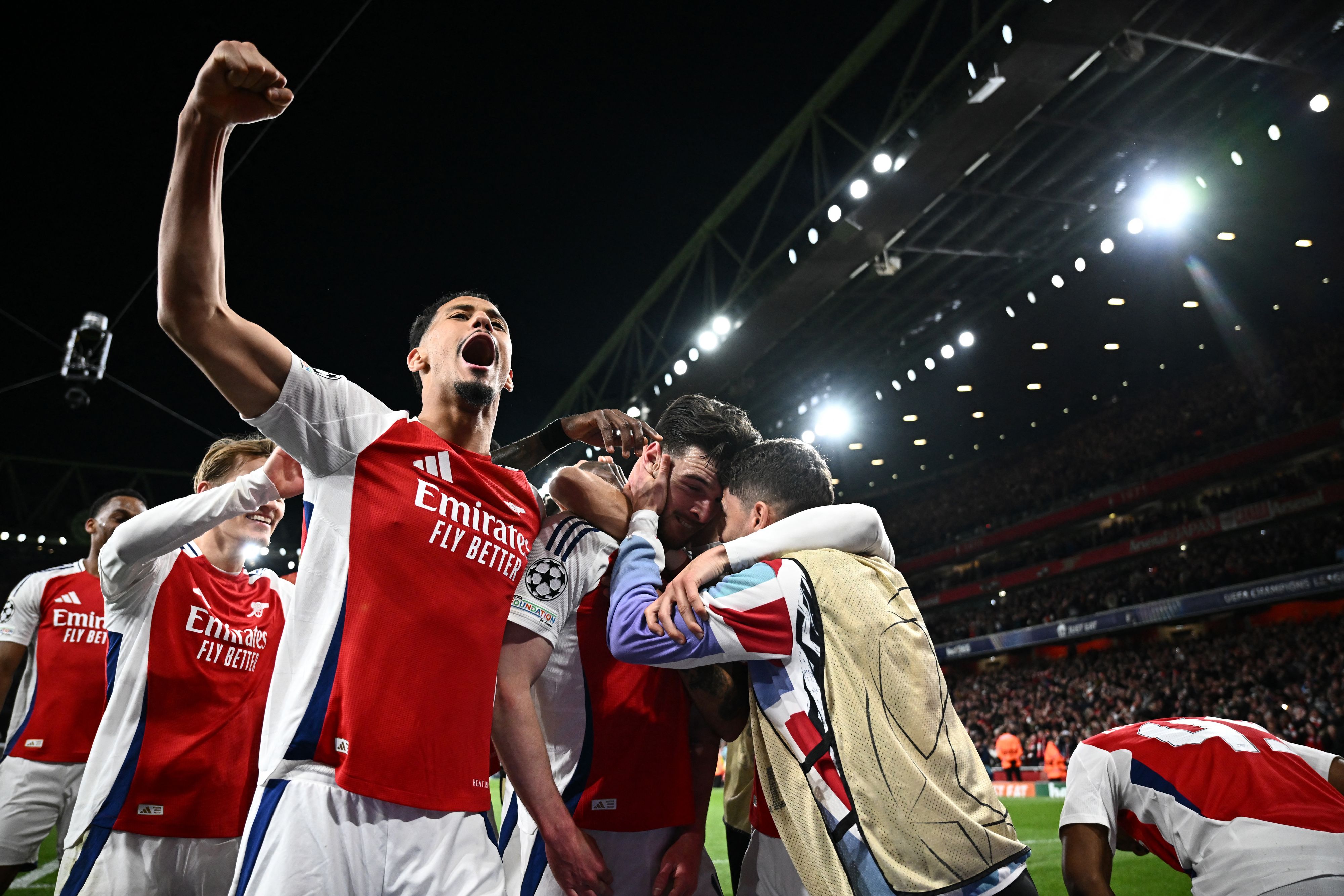 Arsenal bejubelt den Sieg gegen Real Madrid. 