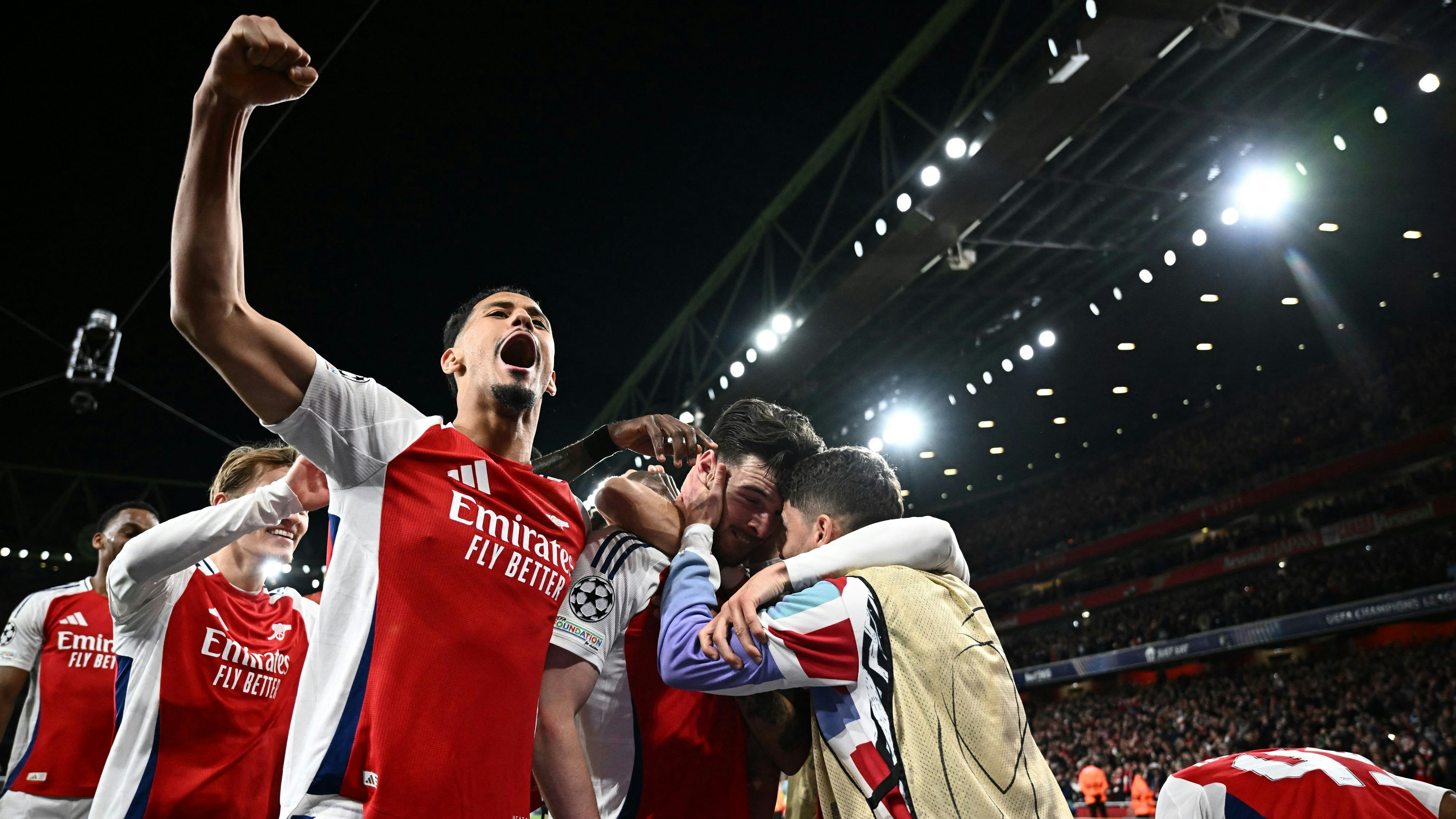 Arsenal bejubelt den Sieg gegen Real Madrid. 