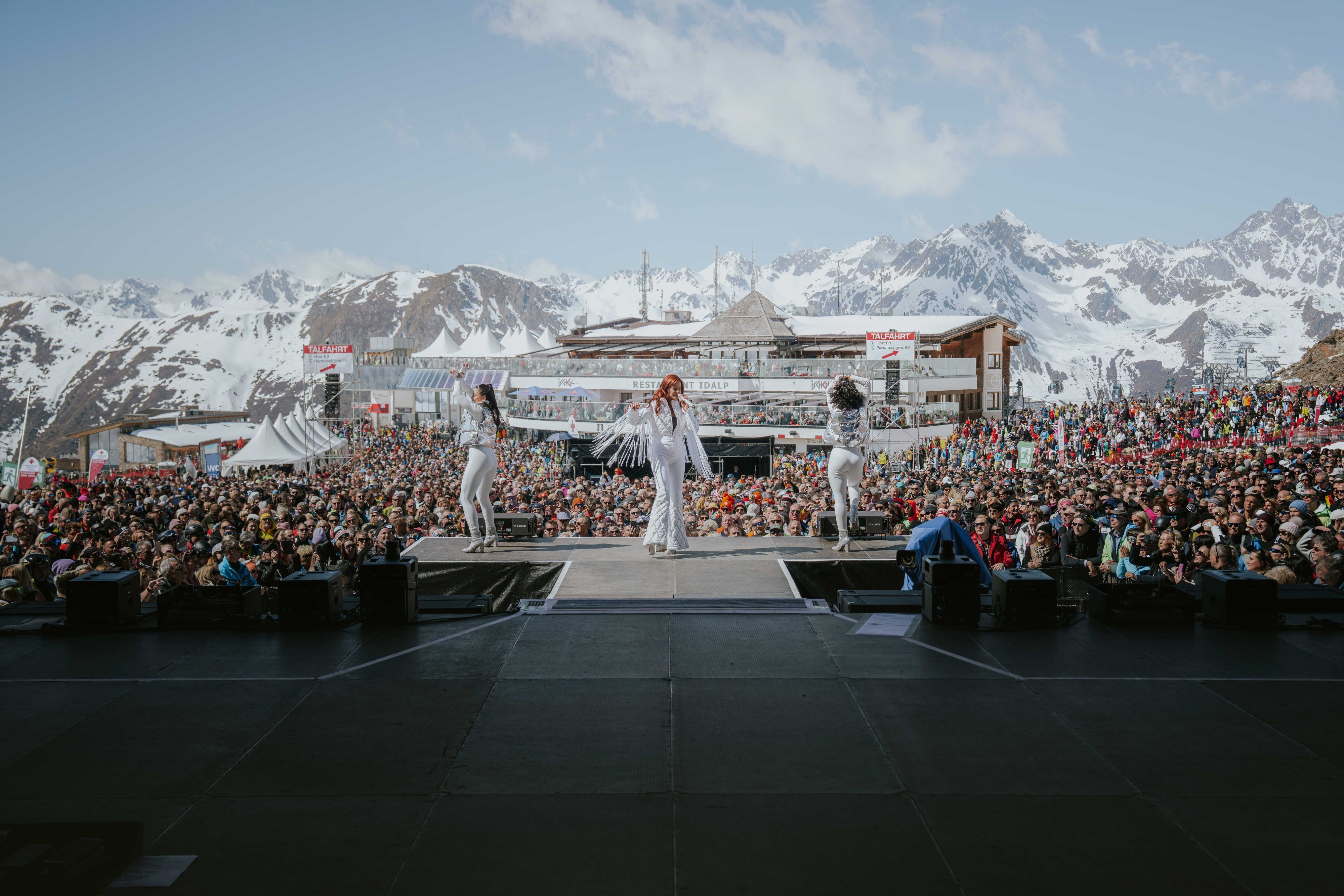 Über 17.300 Wintersportbegeisterte pilgerten am Sonntag zum Top of the Mountain Spring Concert, um gemeinsam mit Andrea Berg die Frühlingssaison einzuläuten.