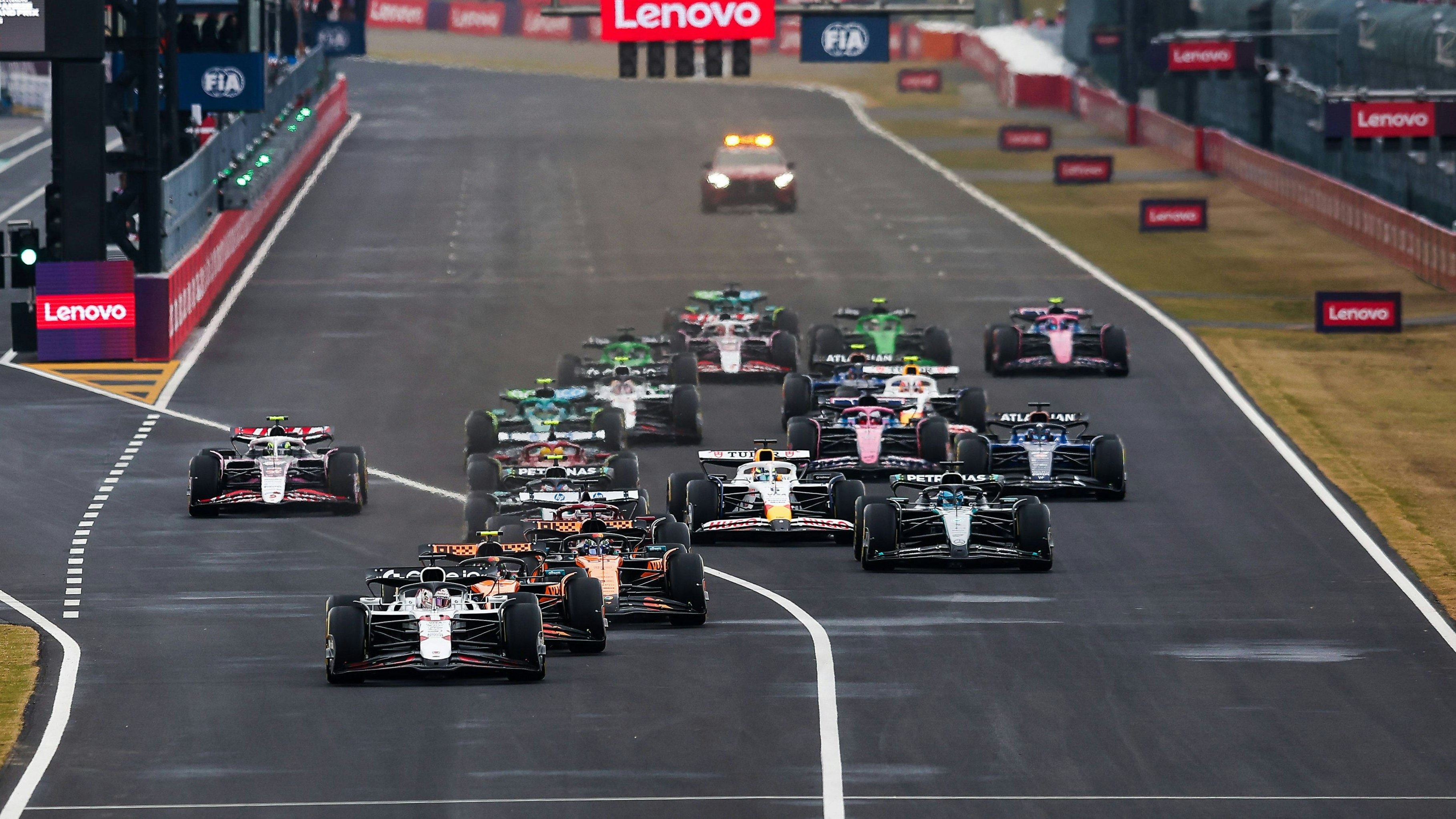 Im ersten Freien Training von Bahrain schauen vier Stammpiloten zu. 