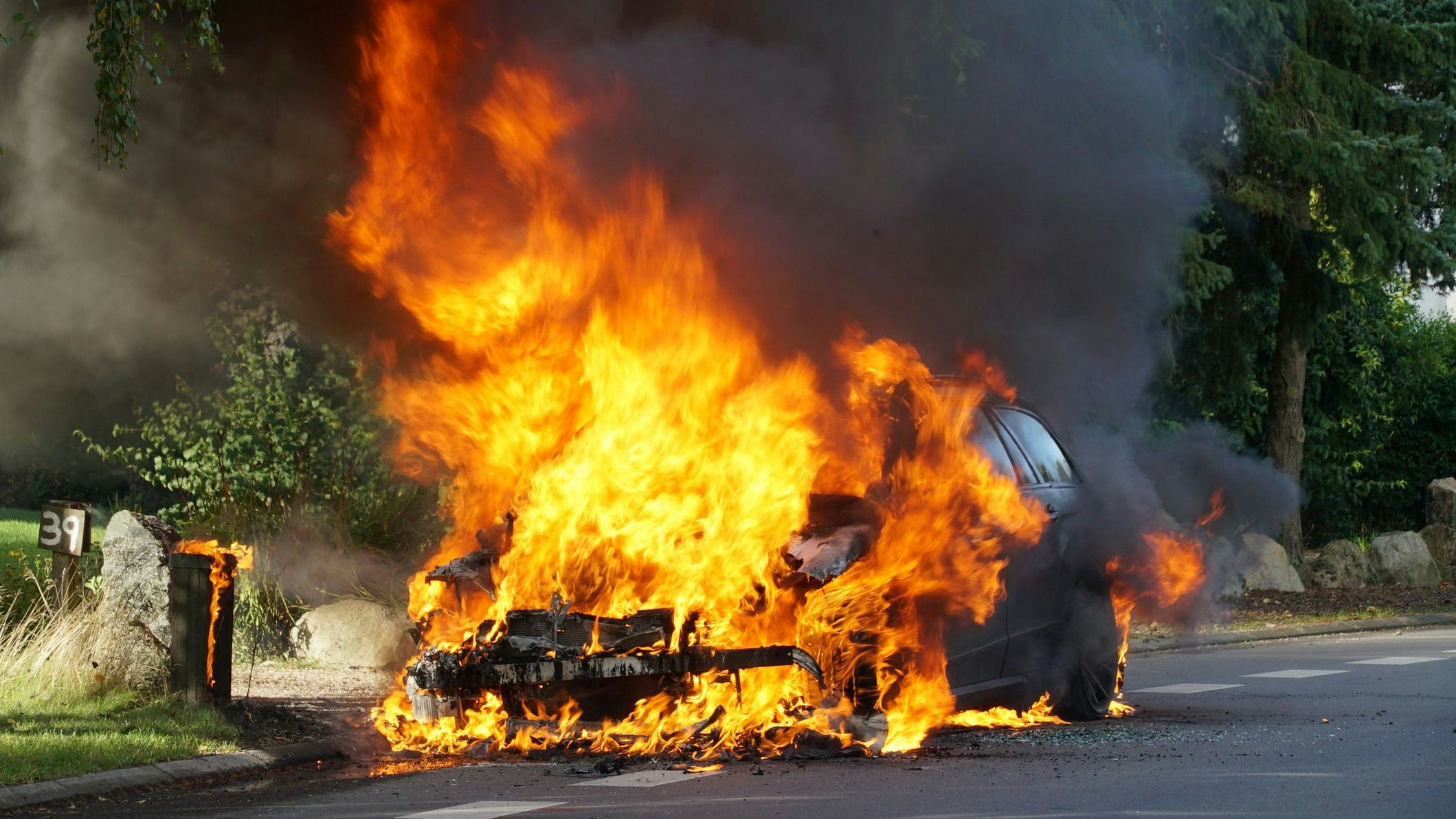 Der Pkw begann plötzlich zu brennen.