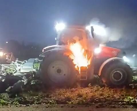 Während Feldarbeiten geriet der Traktor in Brand.